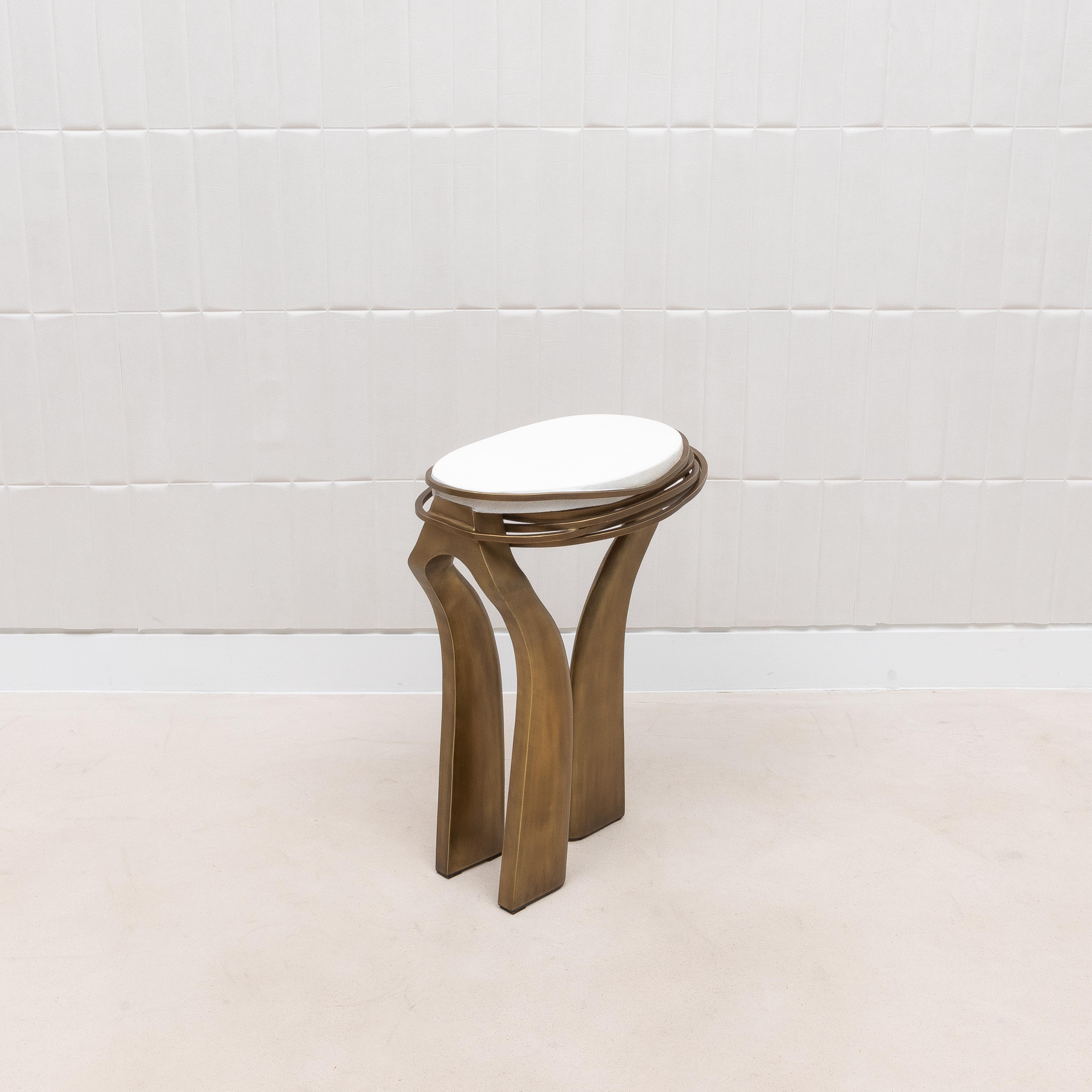 Table d'appoint en galuchat blanc et laiton patiné bronze par Kifu Paris en vente 1