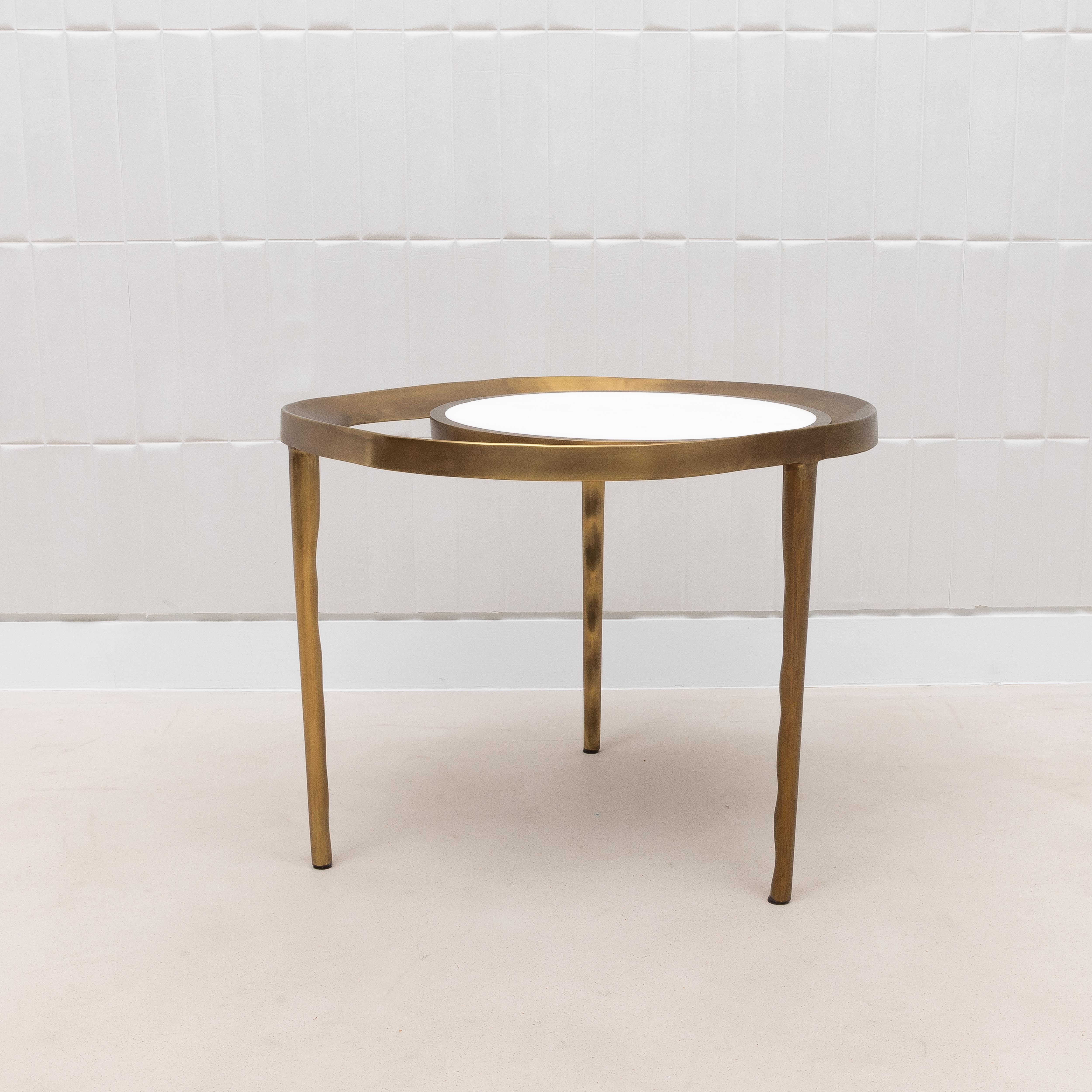 Table d'appoint en galuchat blanc et laiton patiné bronze par R&Y Augousti en vente 2