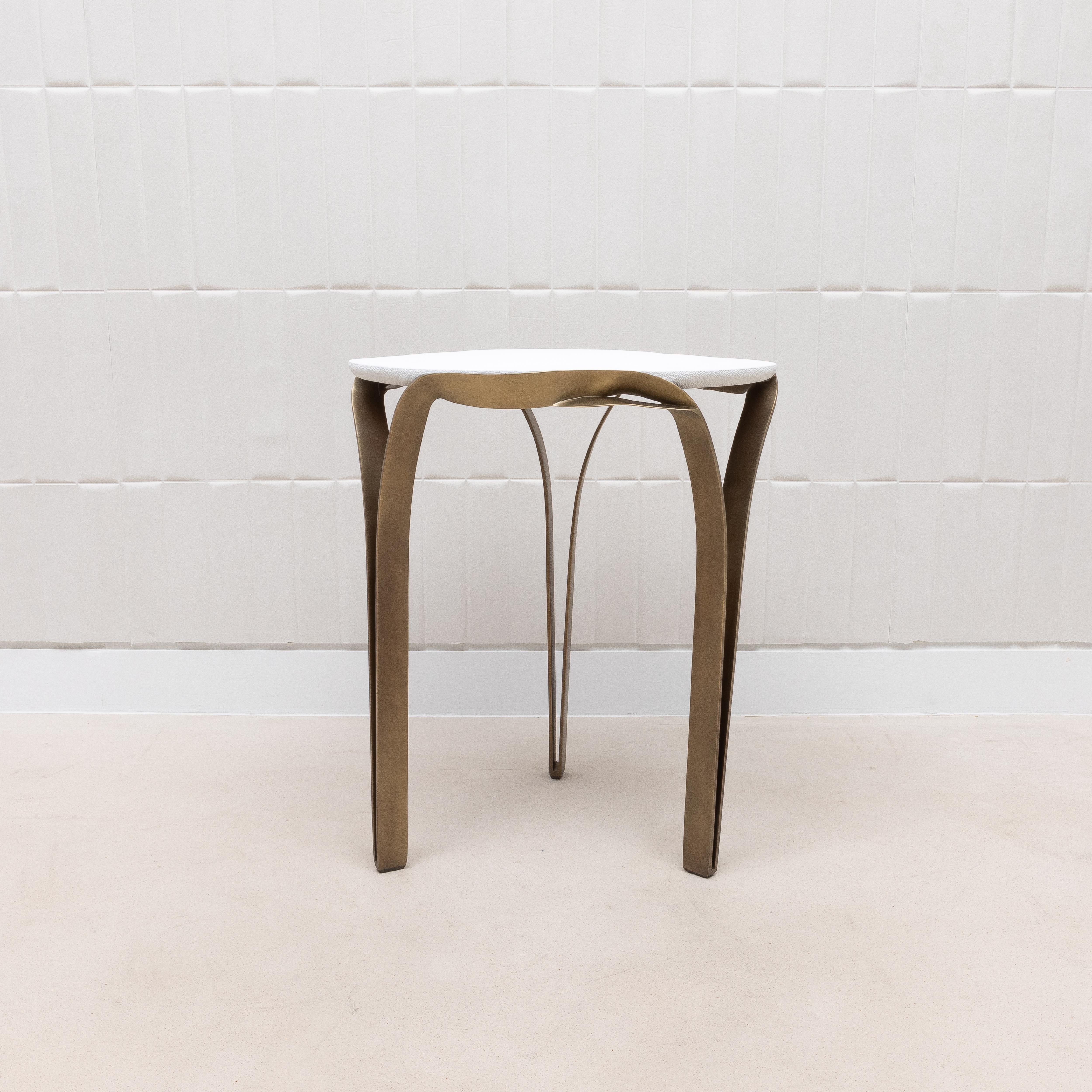 Table d'appoint en galuchat blanc et laiton patiné bronze par R&Y Augousti en vente 2
