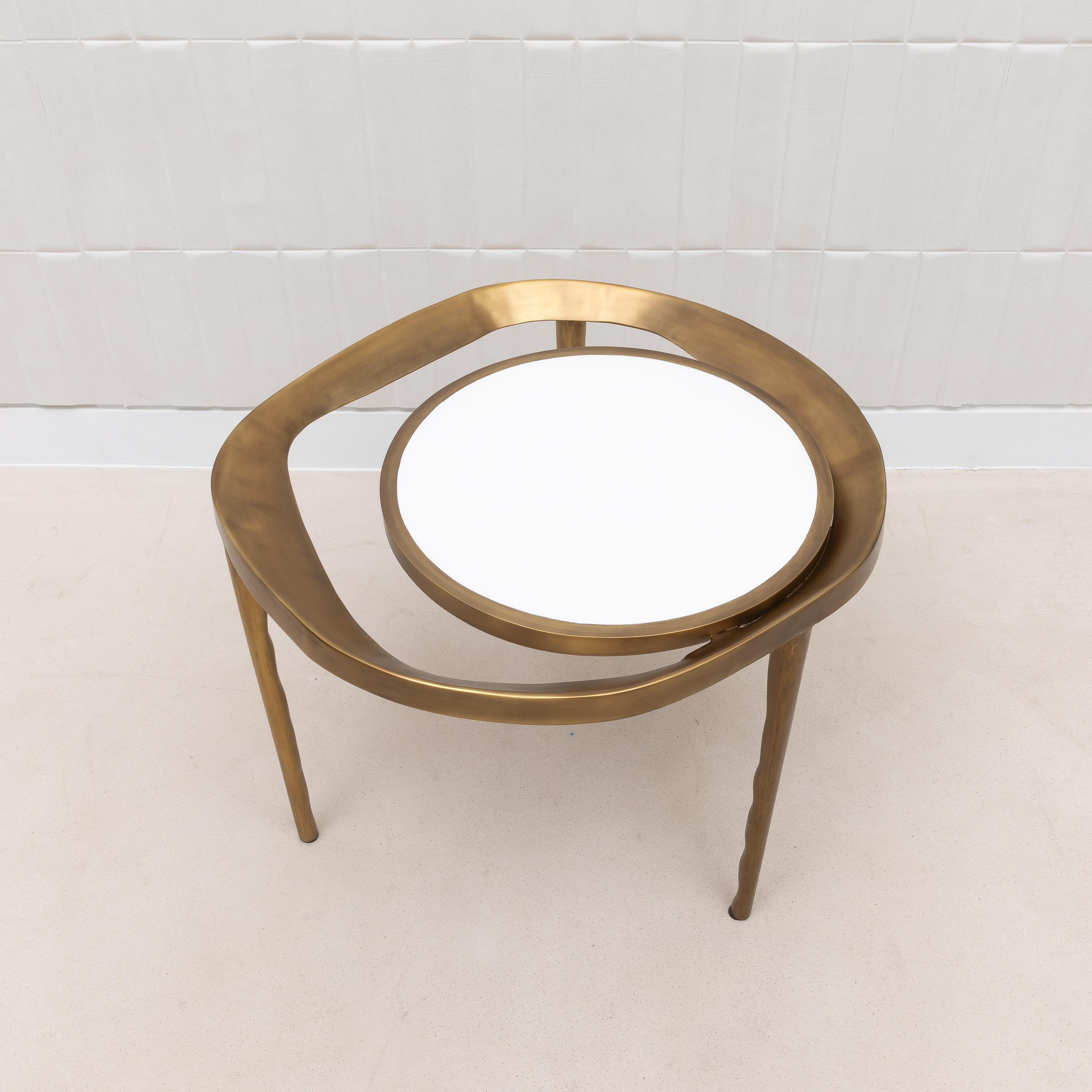 Table d'appoint en galuchat blanc et laiton patiné bronze par R&Y Augousti en vente 3
