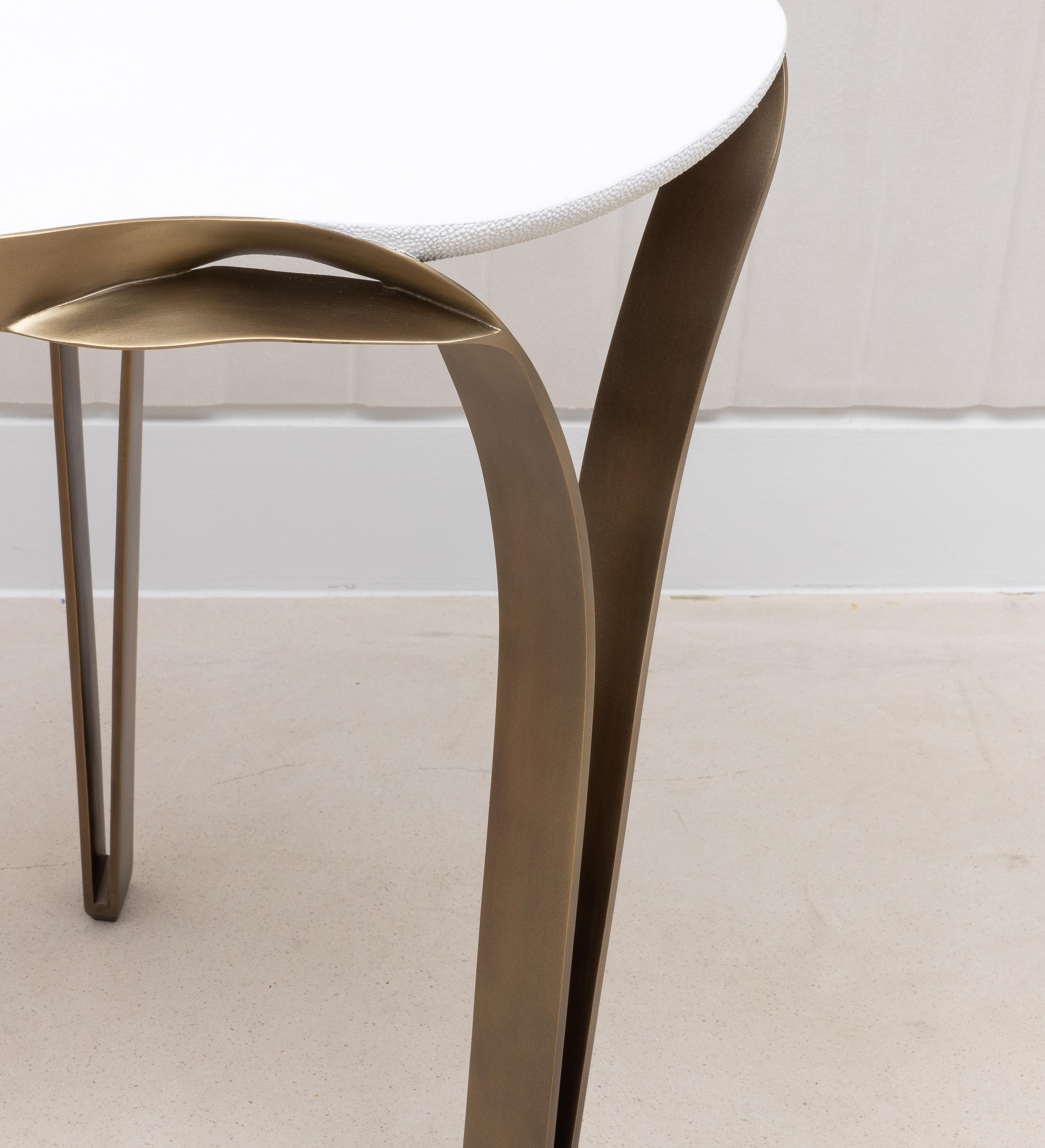 Table d'appoint en galuchat blanc et laiton patiné bronze par R&Y Augousti en vente 3