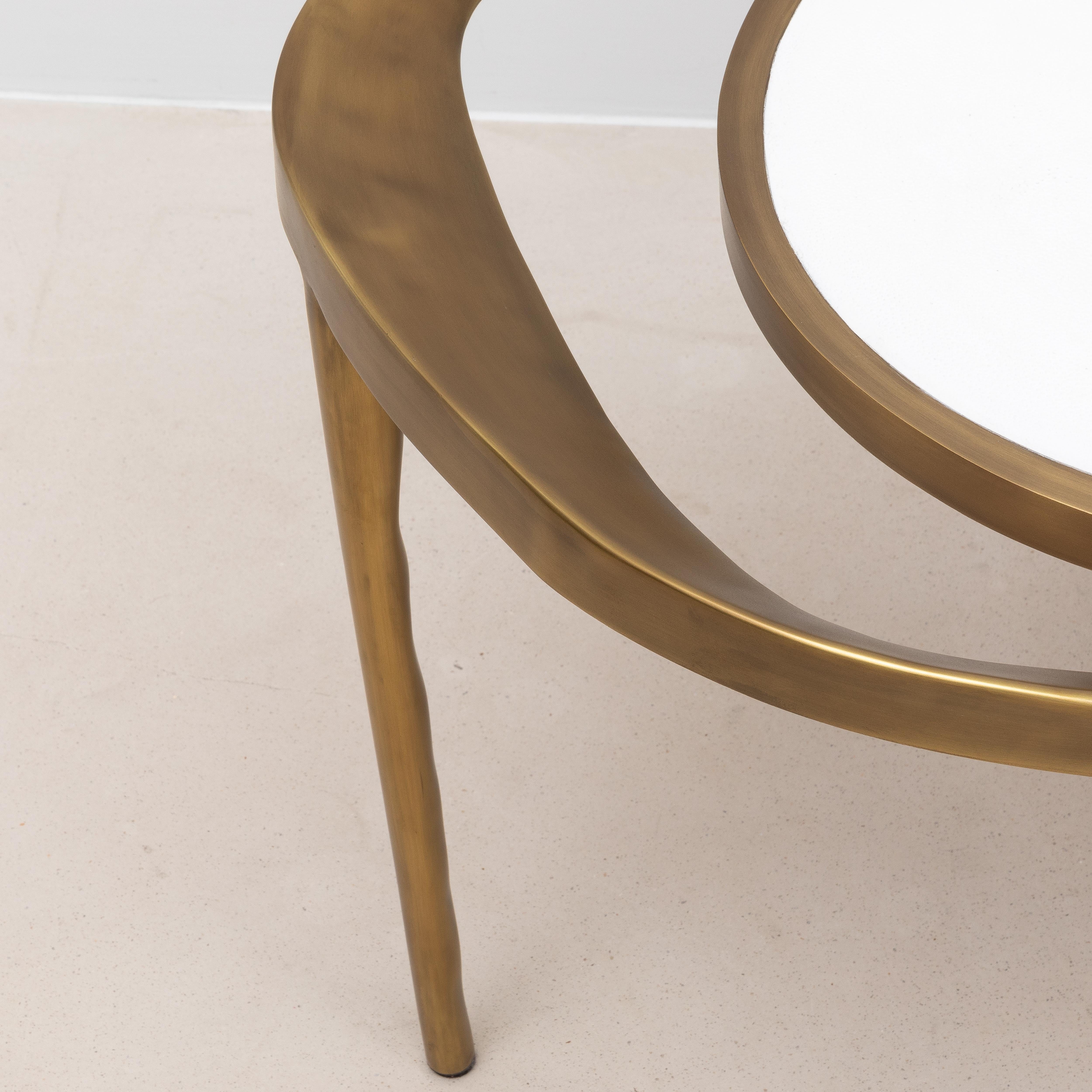Table d'appoint en galuchat blanc et laiton patiné bronze par R&Y Augousti en vente 4