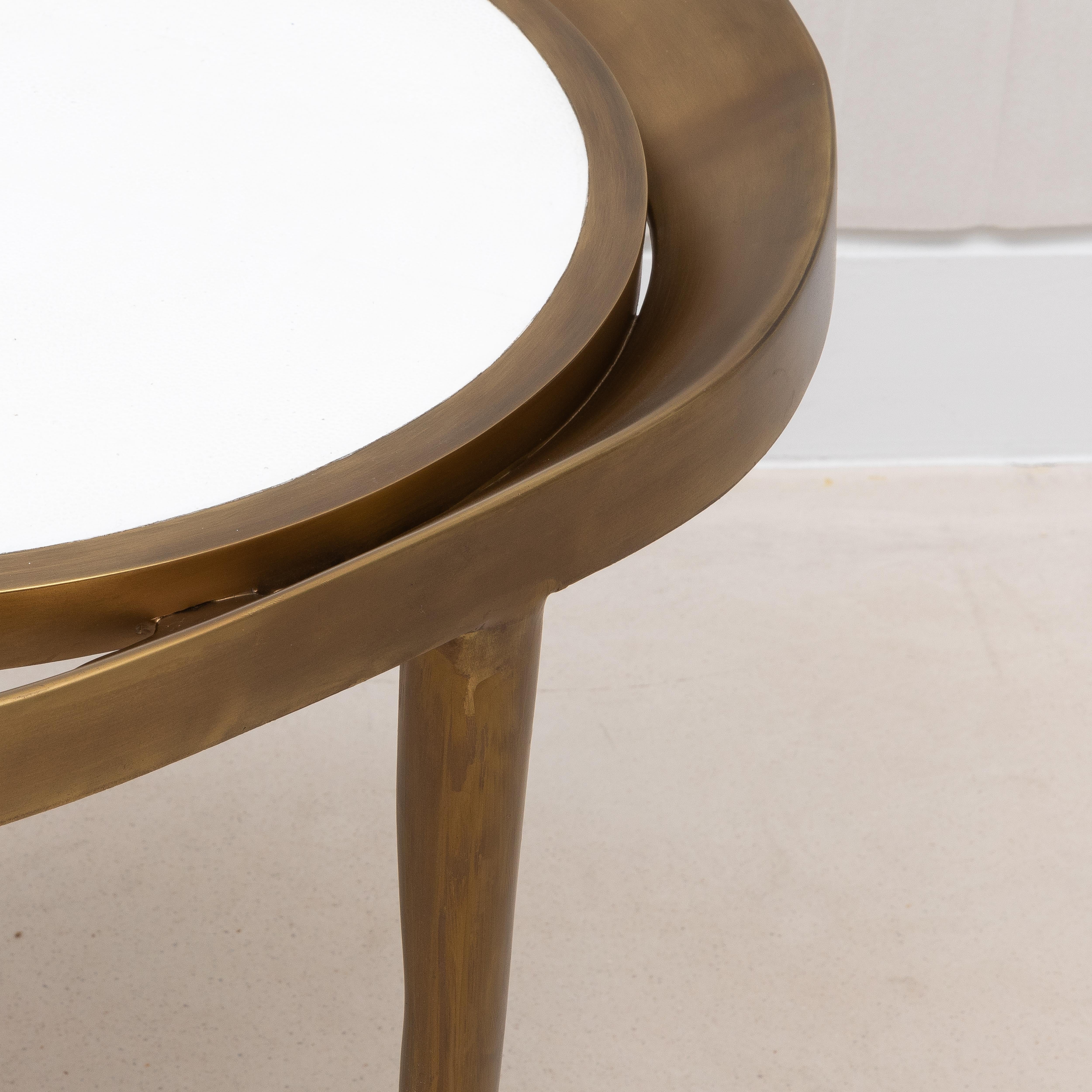 Table d'appoint en galuchat blanc et laiton patiné bronze par R&Y Augousti en vente 5