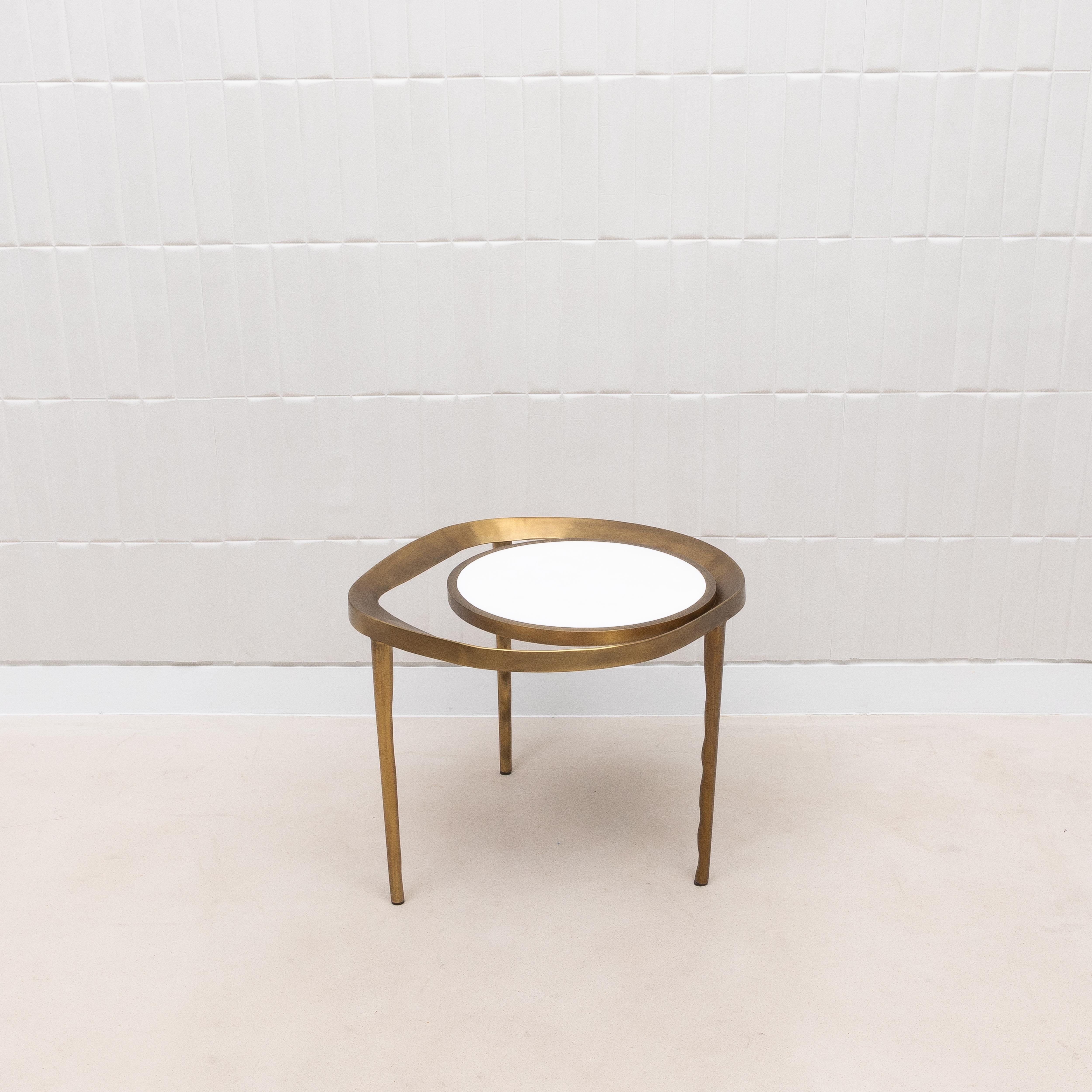 Cette exquise table d'appoint Lily de R&Y Augousti est un chef-d'œuvre de luxe moderne, conçu pour captiver par son élégance sculpturale et ses matériaux raffinés. Le plateau de la table, fabriqué en galuchat blanc immaculé, rayonne d'une texture