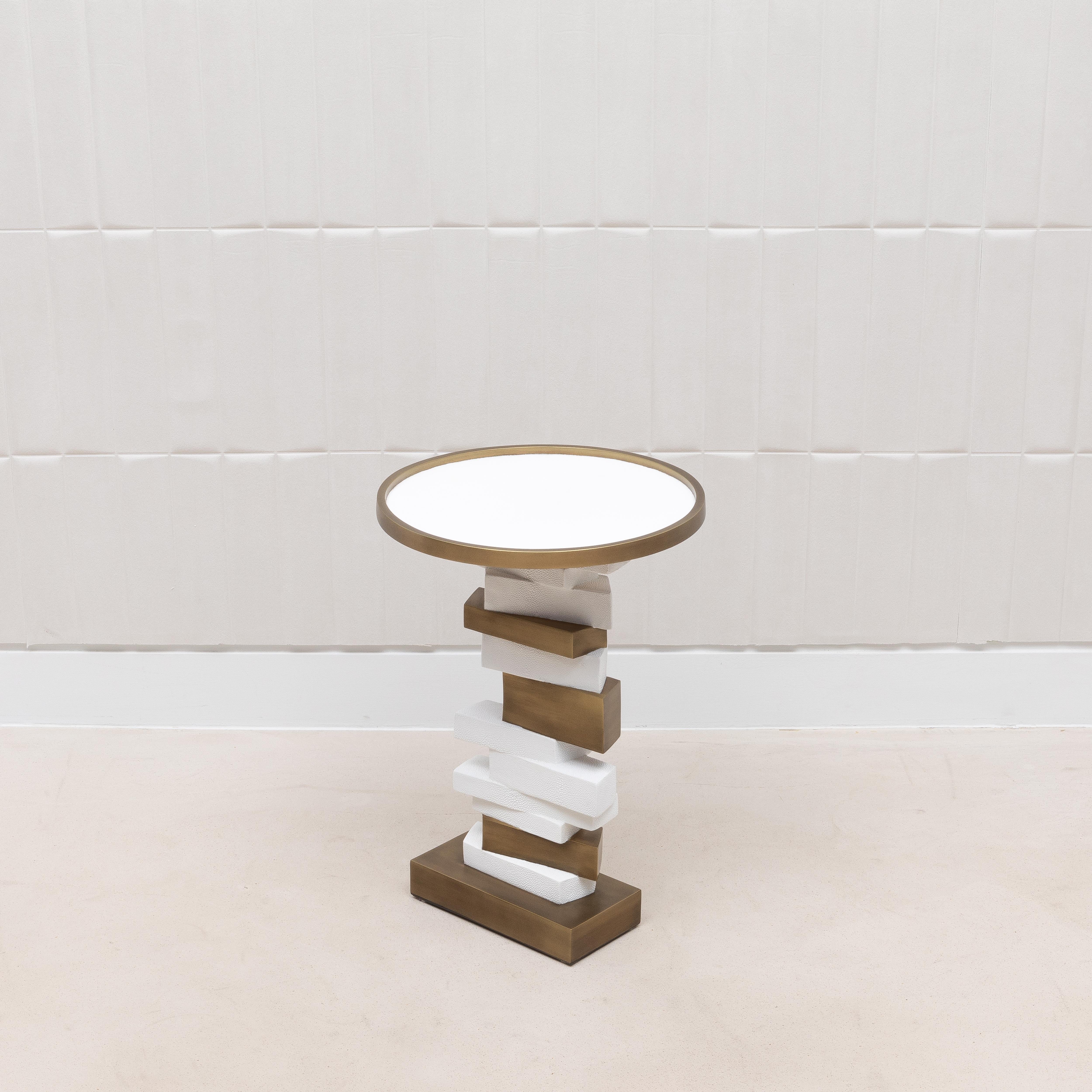 Art déco Table d'appoint en galuchat blanc et laiton patiné bronze par R&Y Augousti en vente