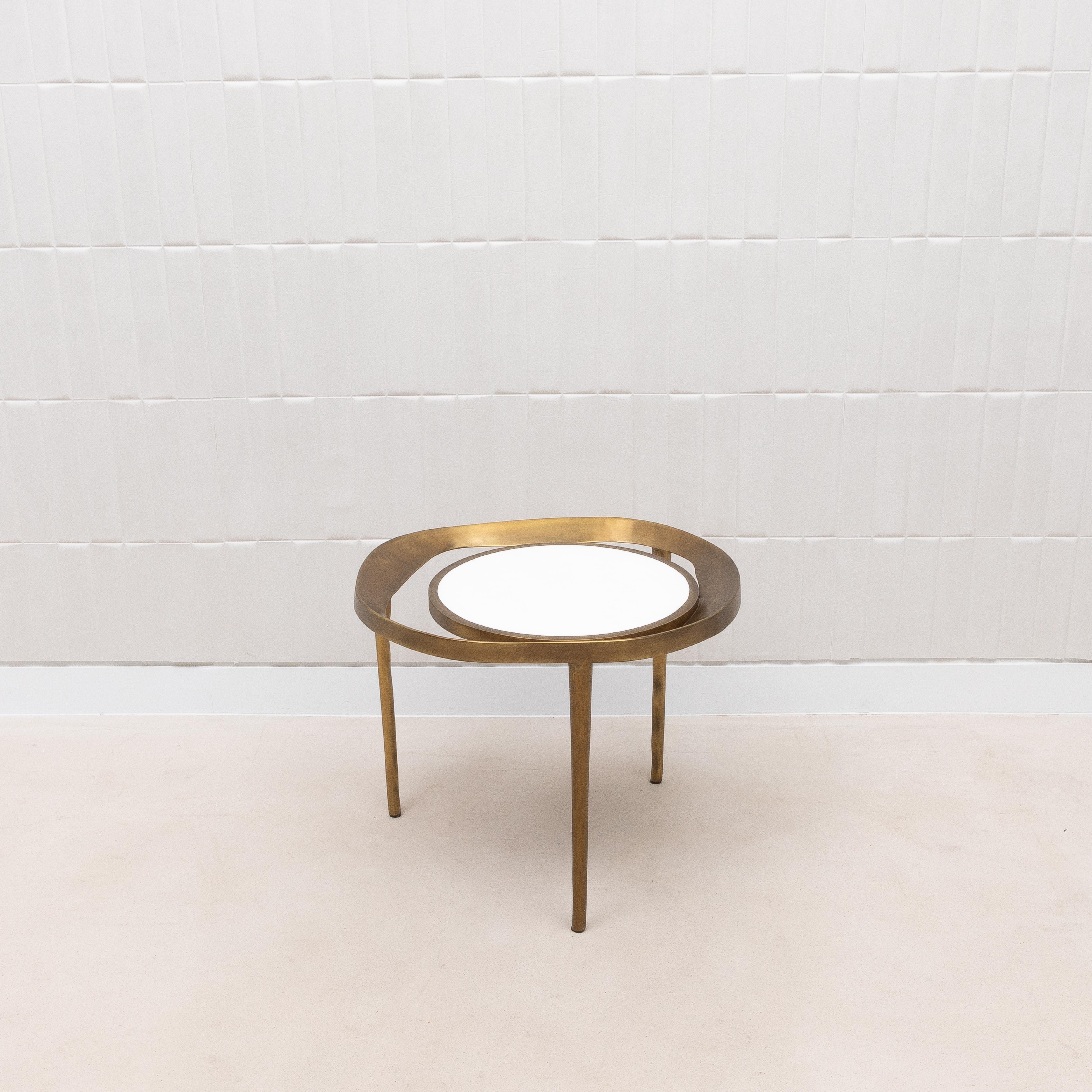 Art déco Table d'appoint en galuchat blanc et laiton patiné bronze par R&Y Augousti en vente