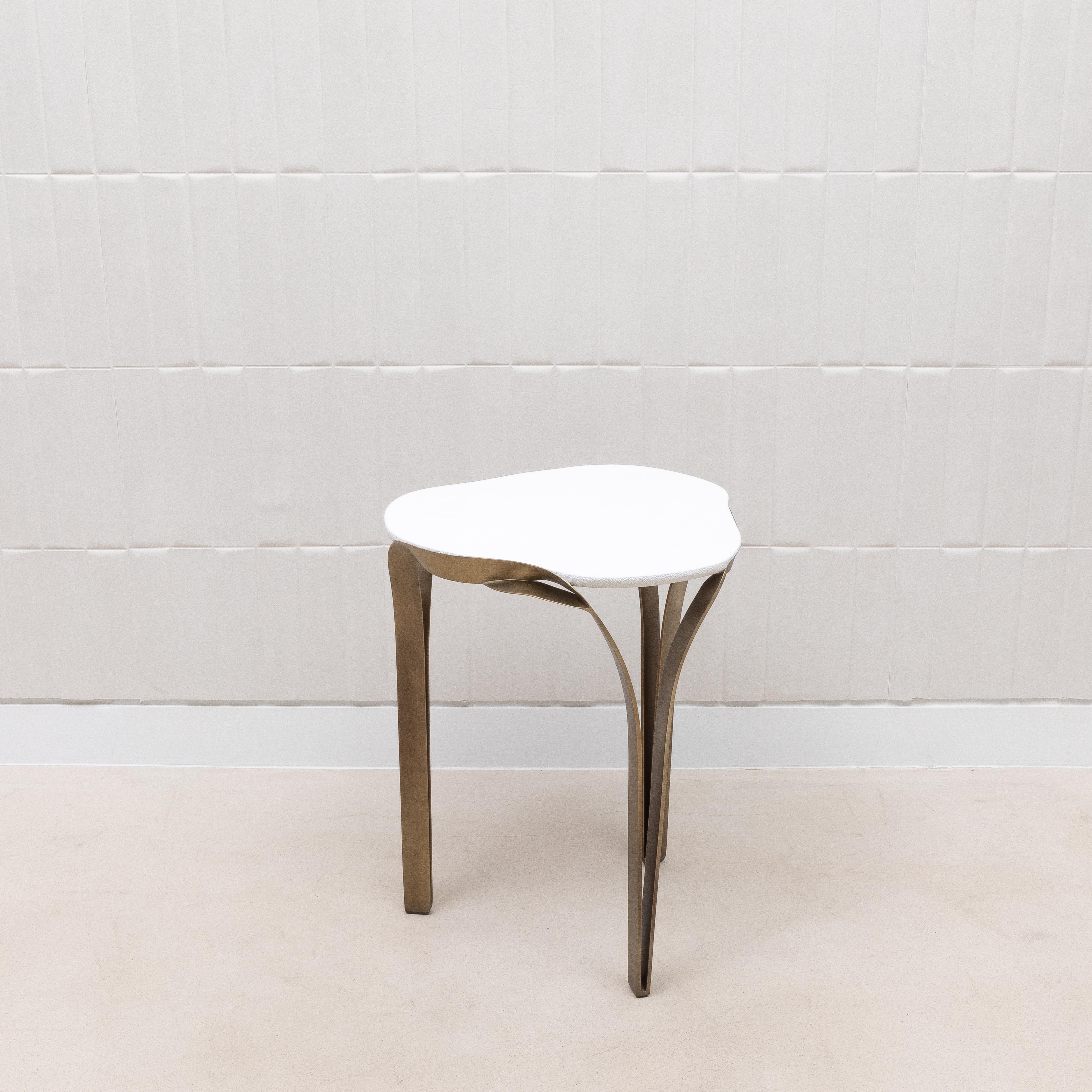 Art déco Table d'appoint en galuchat blanc et laiton patiné bronze par R&Y Augousti en vente
