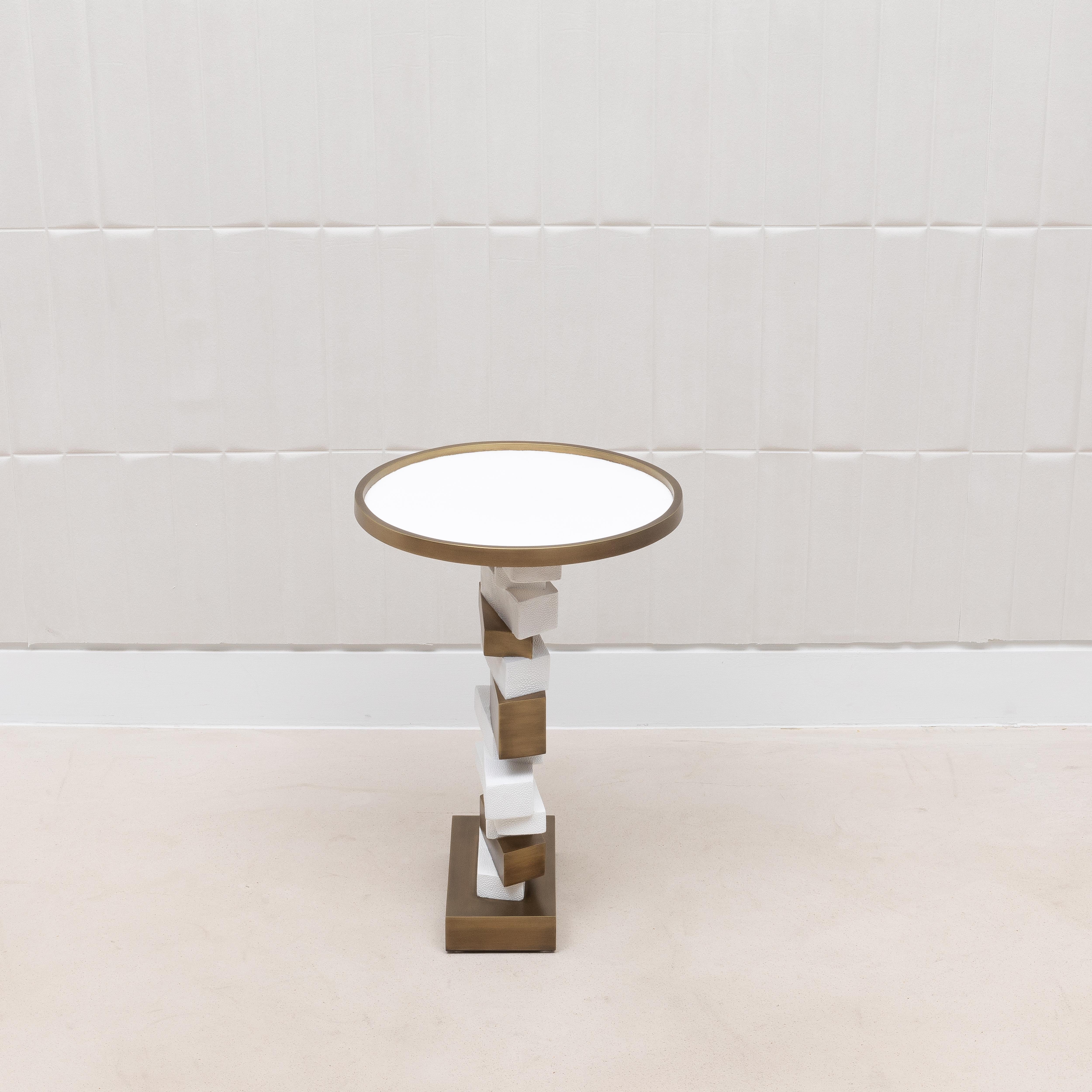 Philippin Table d'appoint en galuchat blanc et laiton patiné bronze par R&Y Augousti en vente