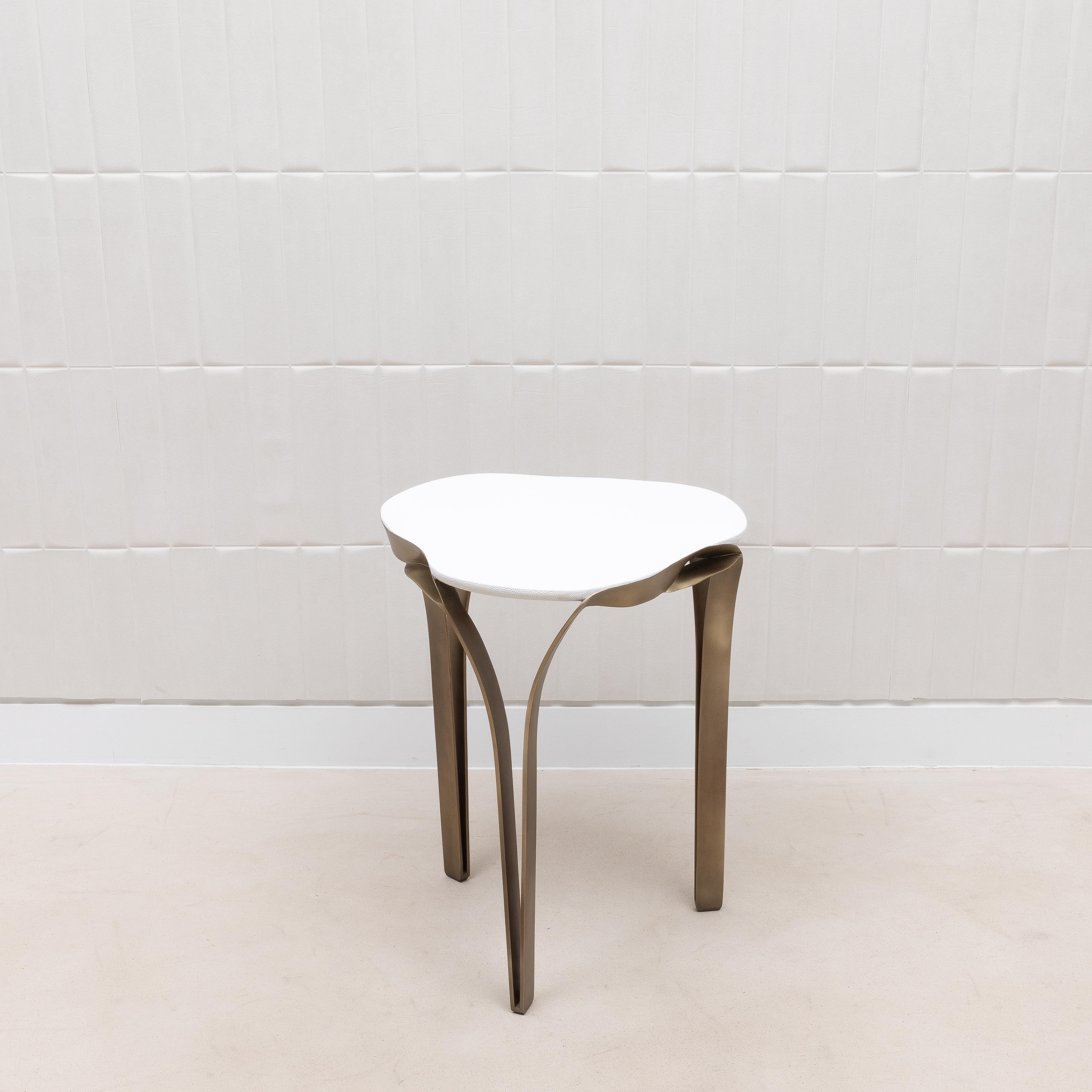 Philippin Table d'appoint en galuchat blanc et laiton patiné bronze par R&Y Augousti en vente