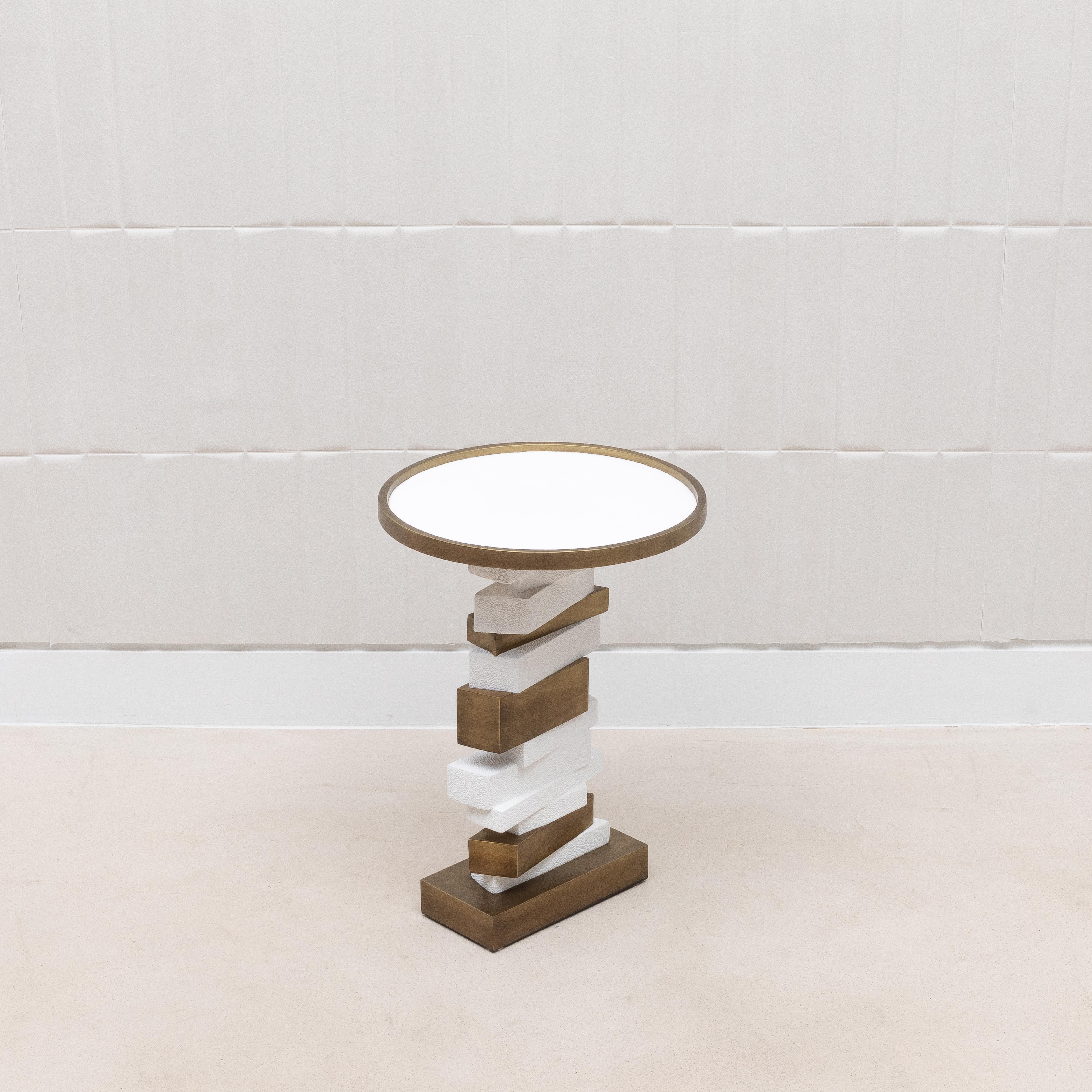 Fait main Table d'appoint en galuchat blanc et laiton patiné bronze par R&Y Augousti en vente