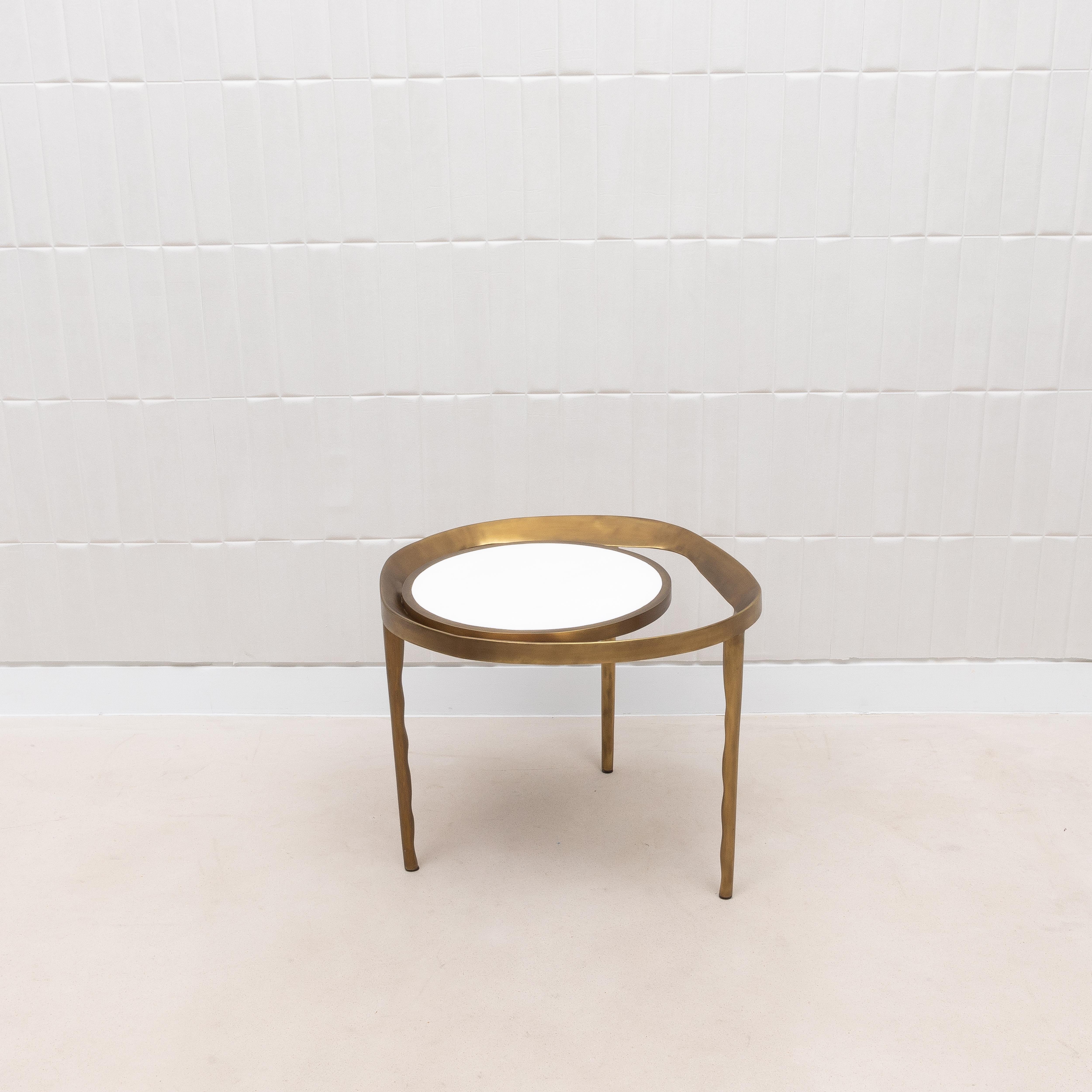 Fait main Table d'appoint en galuchat blanc et laiton patiné bronze par R&Y Augousti en vente