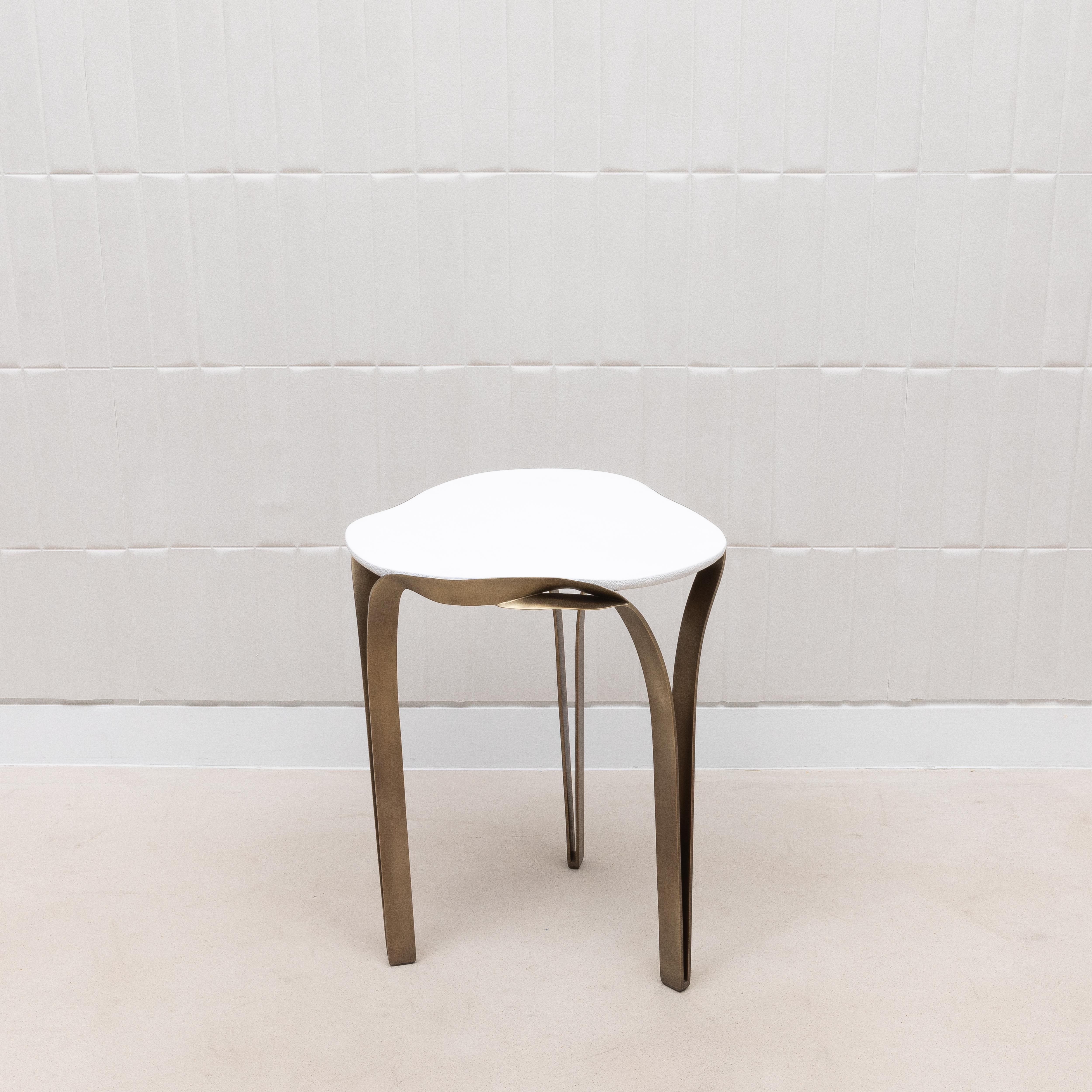 Fait main Table d'appoint en galuchat blanc et laiton patiné bronze par R&Y Augousti en vente