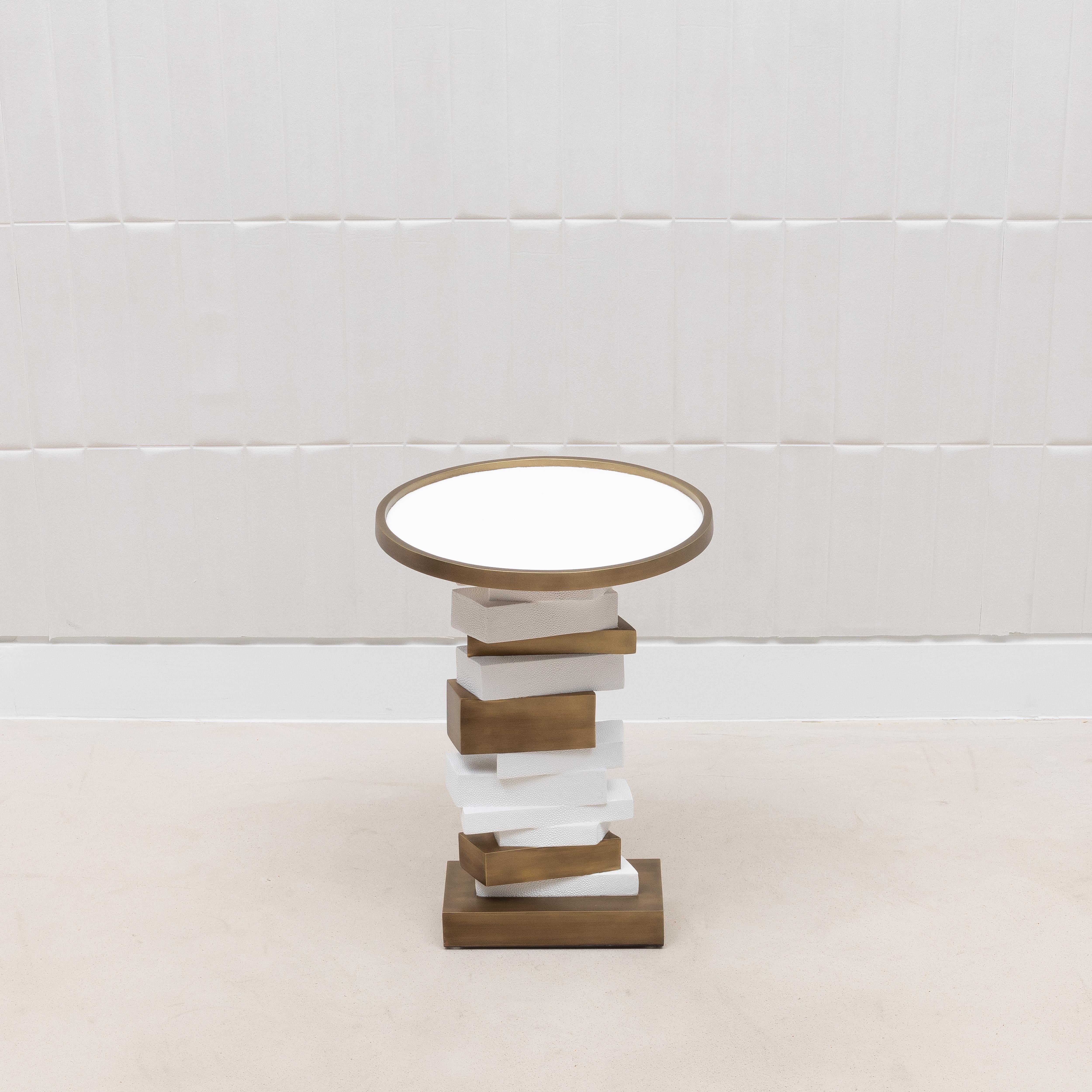 Table d'appoint en galuchat blanc et laiton patiné bronze par R&Y Augousti Neuf - En vente à West Hollywood, CA