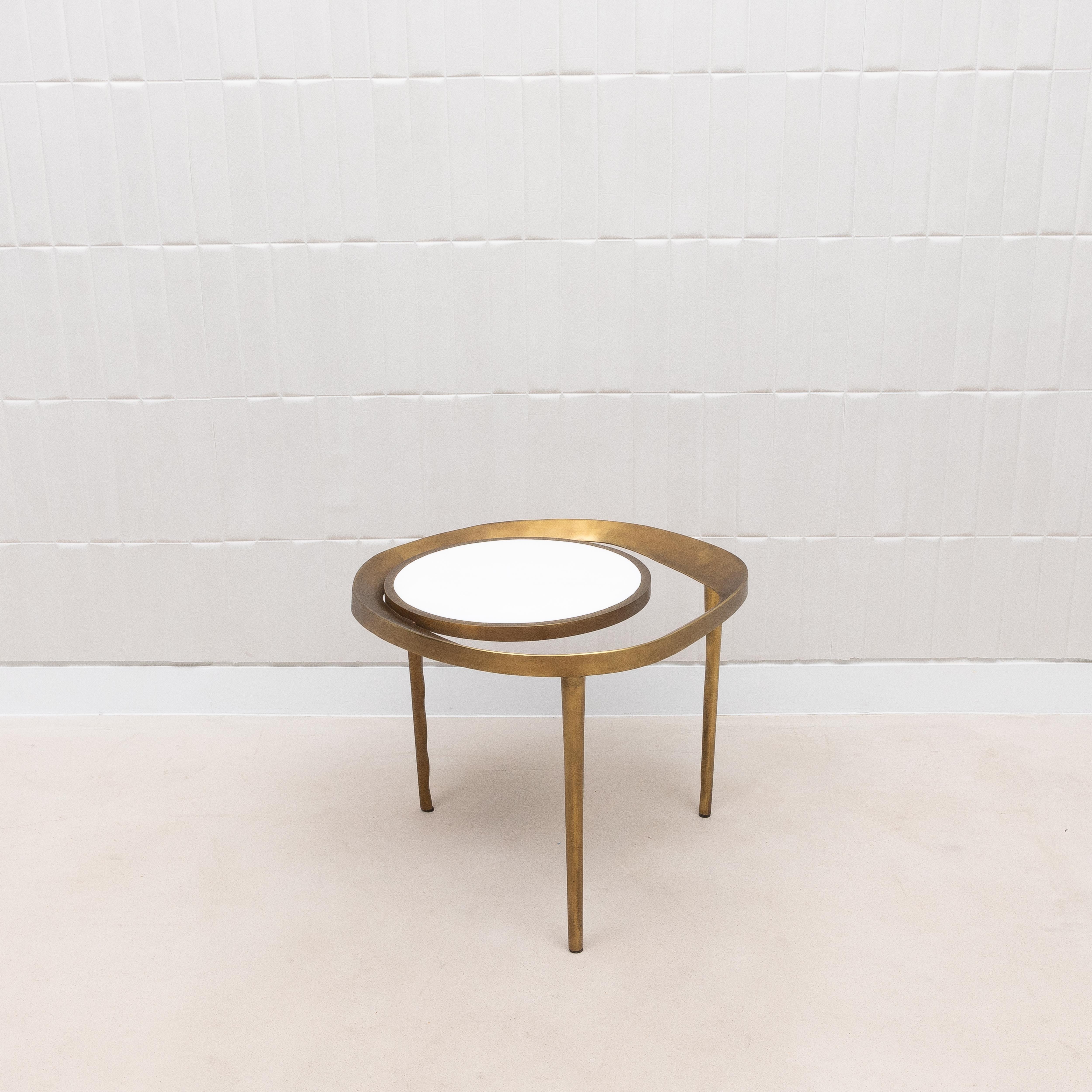 Table d'appoint en galuchat blanc et laiton patiné bronze par R&Y Augousti Neuf - En vente à West Hollywood, CA