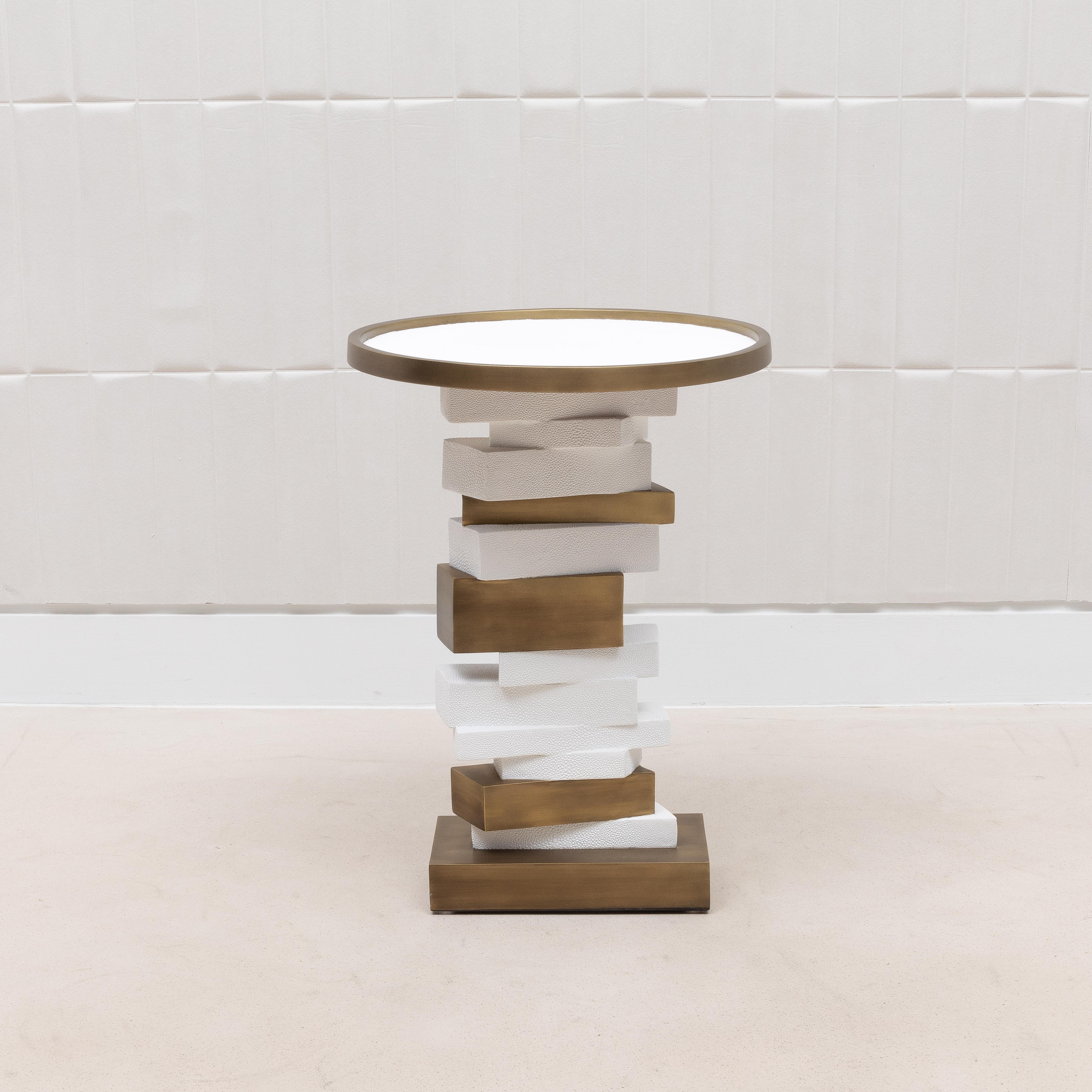 XXIe siècle et contemporain Table d'appoint en galuchat blanc et laiton patiné bronze par R&Y Augousti en vente