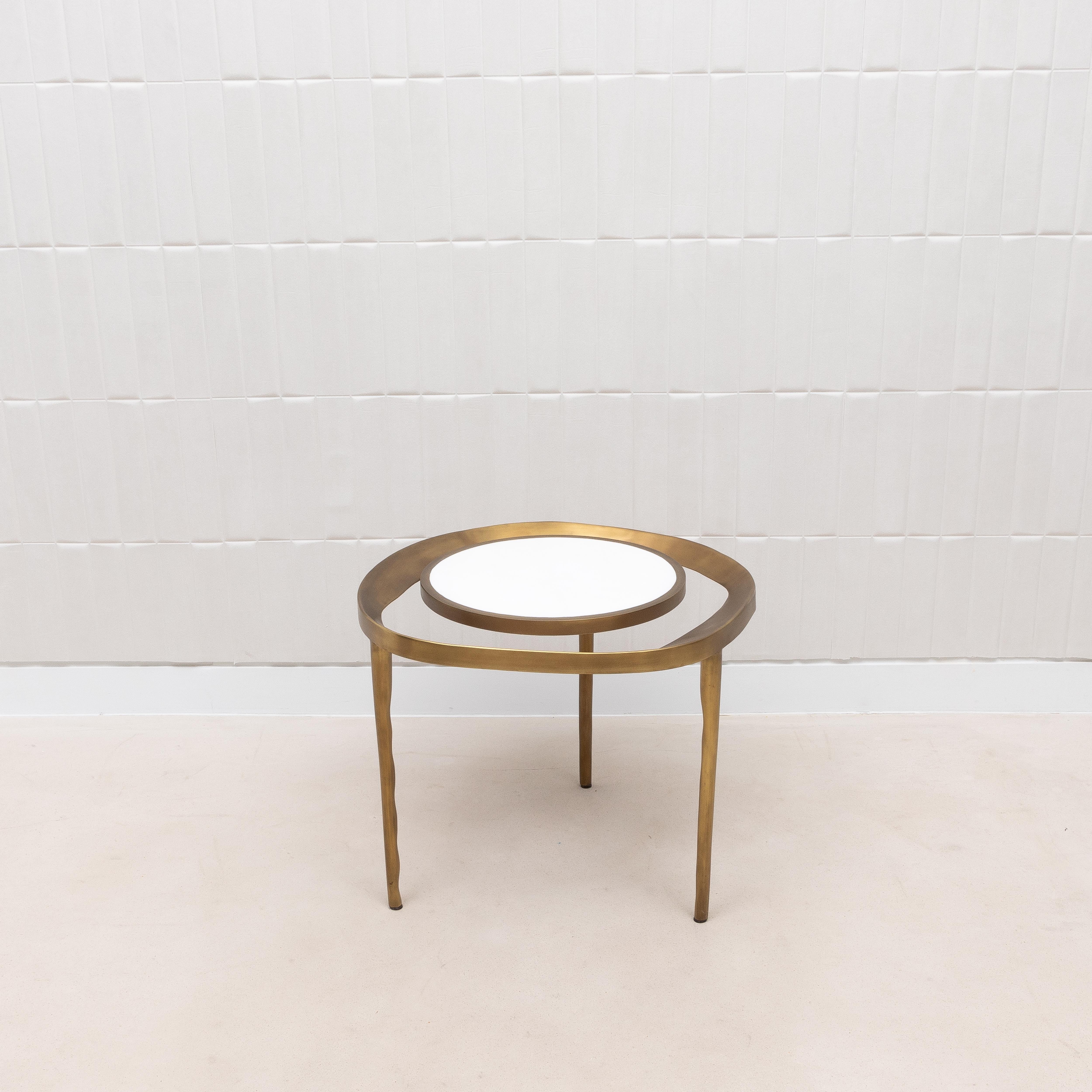 XXIe siècle et contemporain Table d'appoint en galuchat blanc et laiton patiné bronze par R&Y Augousti en vente