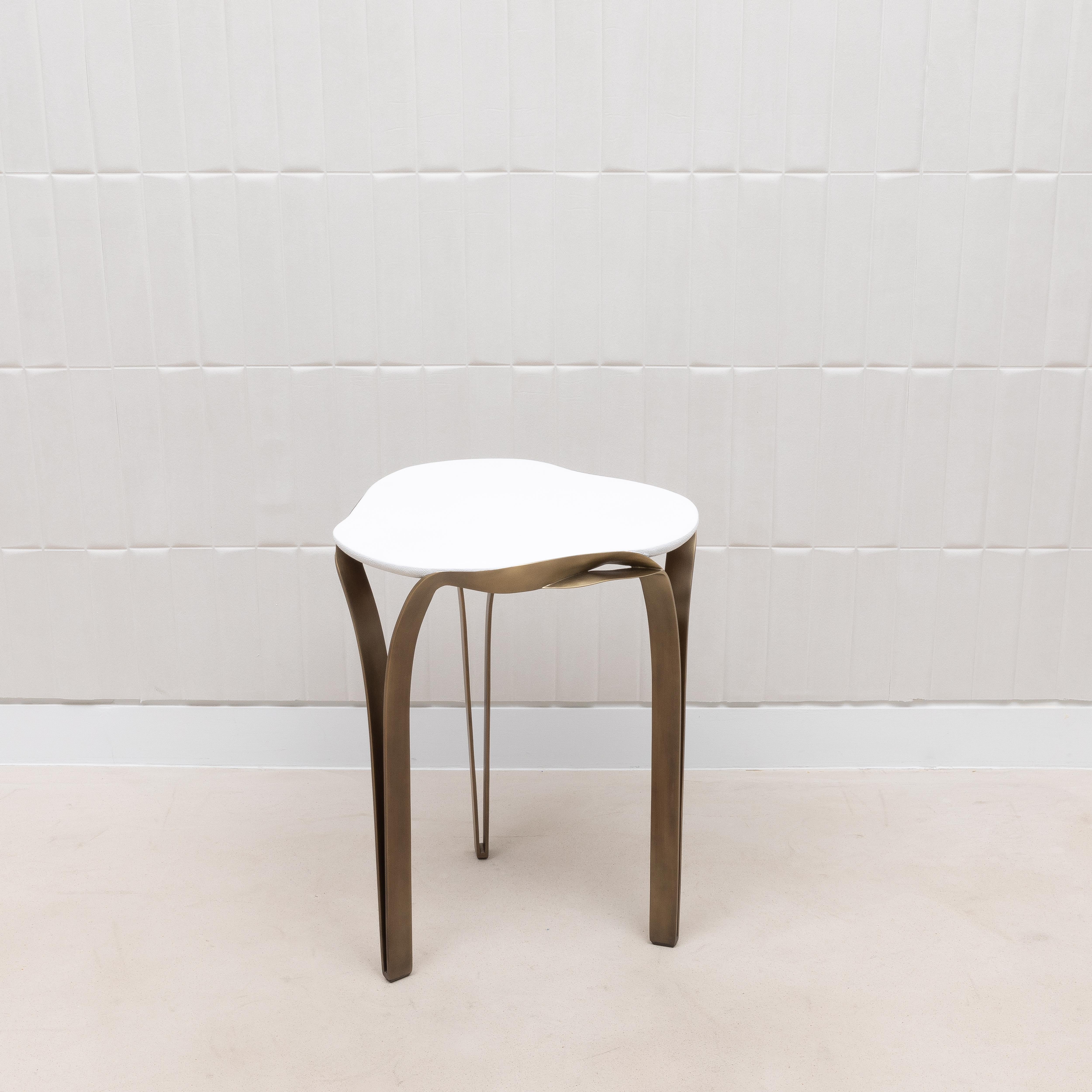 XXIe siècle et contemporain Table d'appoint en galuchat blanc et laiton patiné bronze par R&Y Augousti en vente