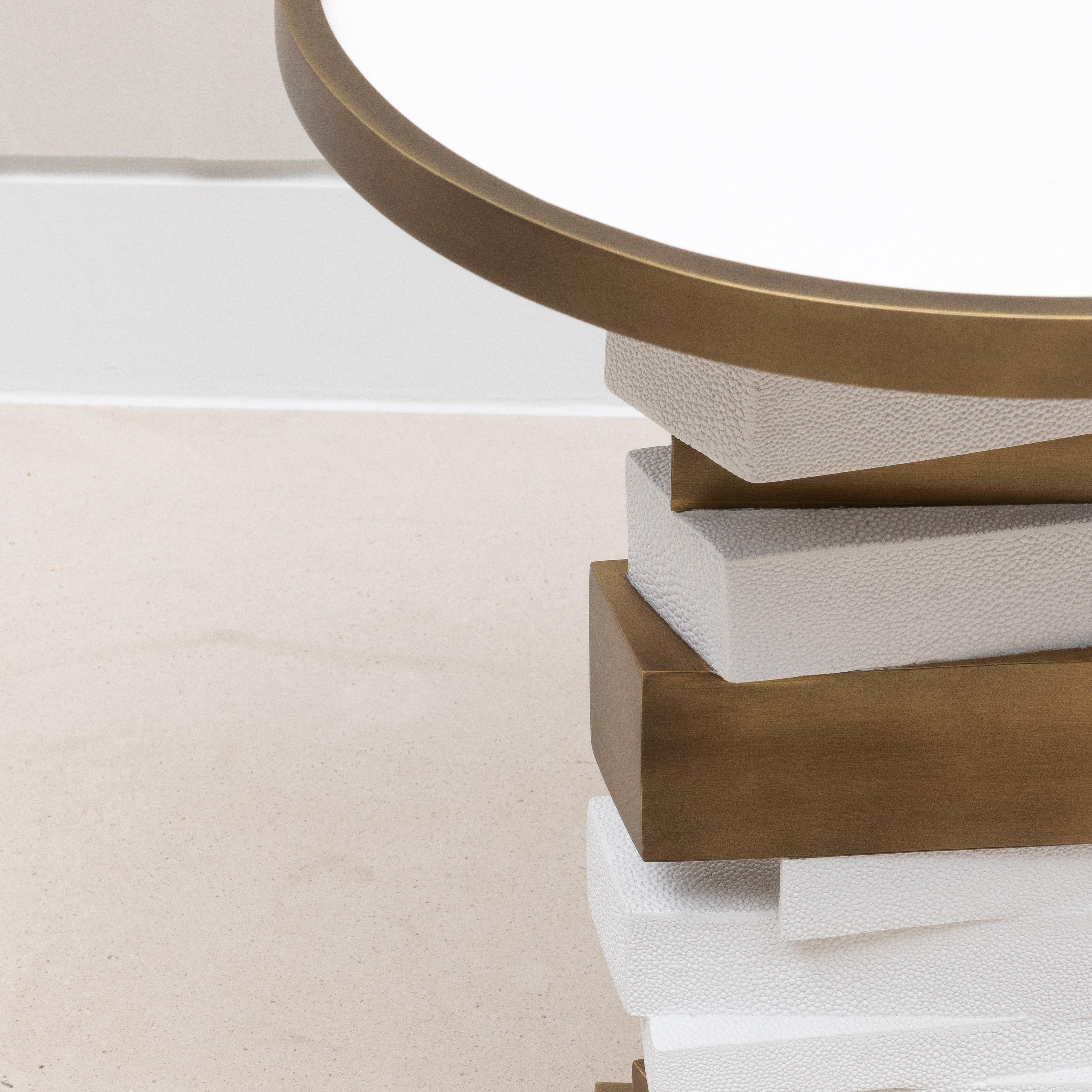 Laiton Table d'appoint en galuchat blanc et laiton patiné bronze par R&Y Augousti en vente