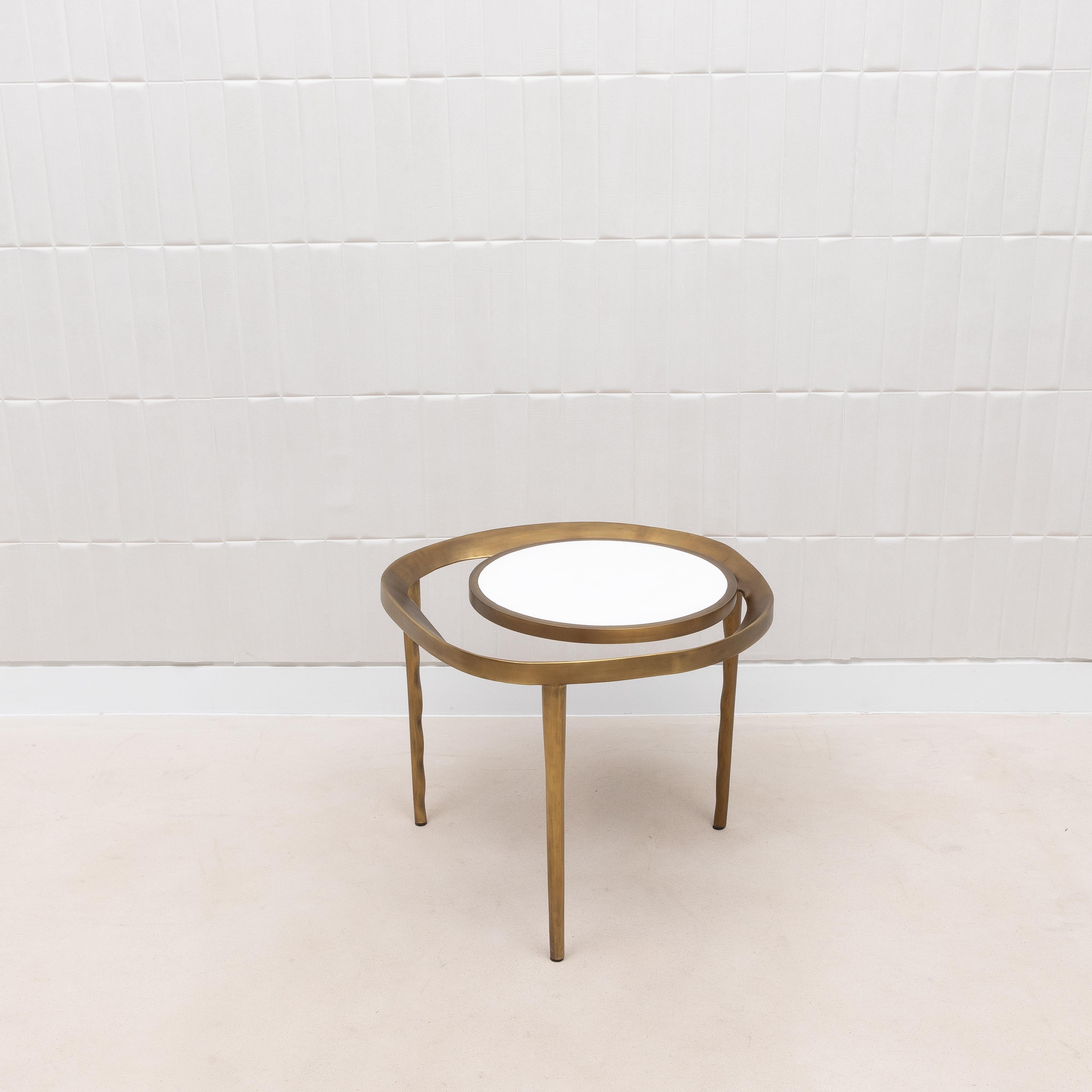 Laiton Table d'appoint en galuchat blanc et laiton patiné bronze par R&Y Augousti en vente