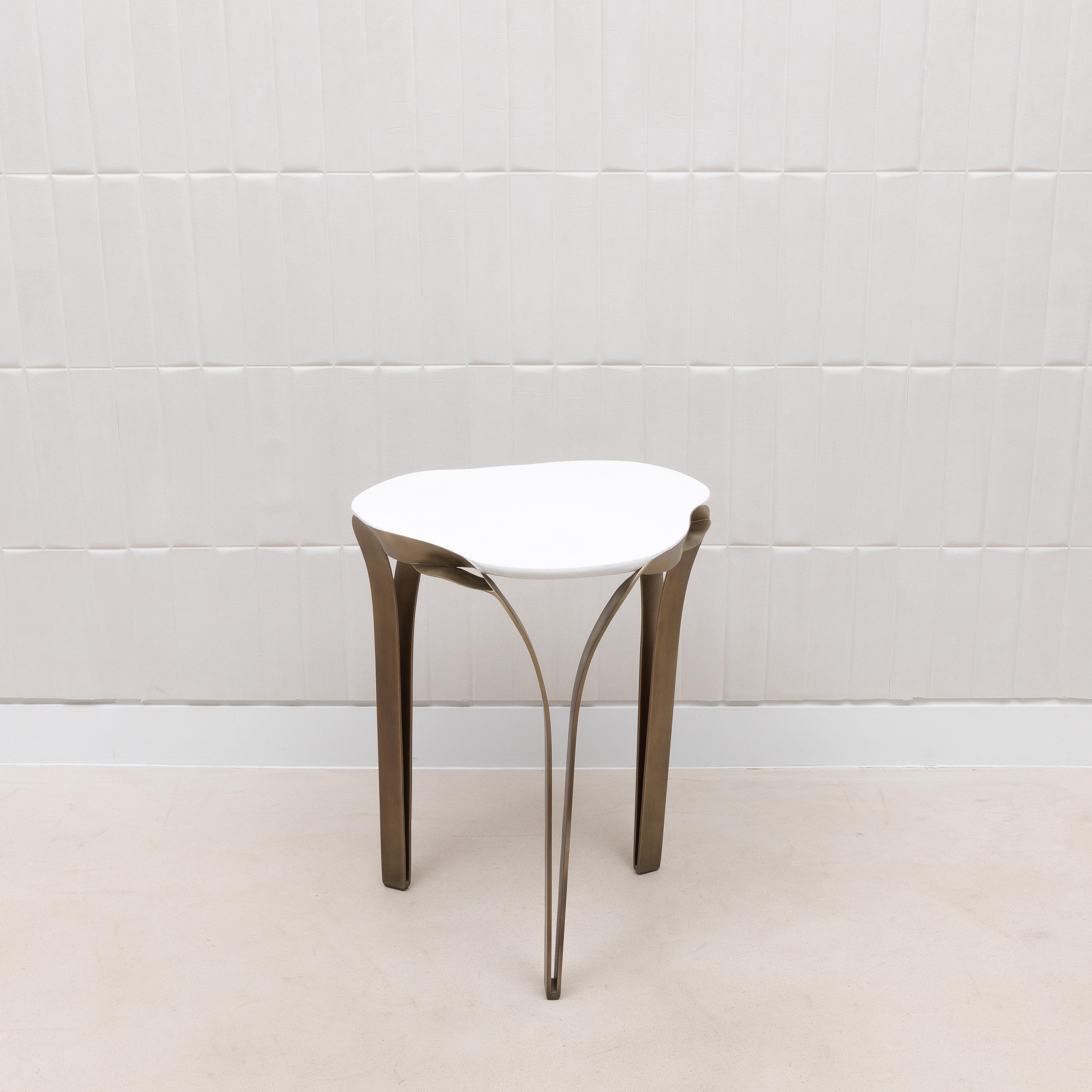 Laiton Table d'appoint en galuchat blanc et laiton patiné bronze par R&Y Augousti en vente
