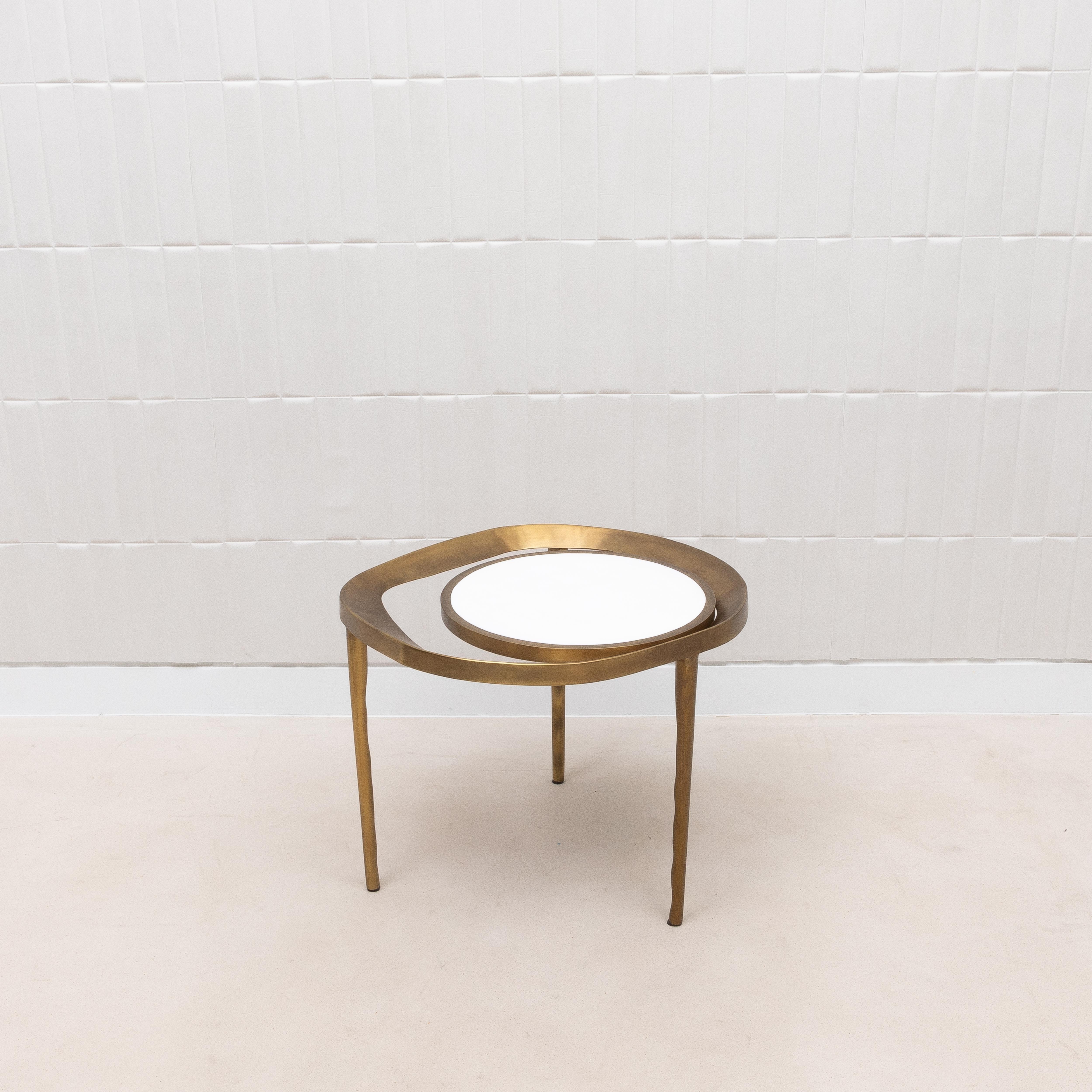 Table d'appoint en galuchat blanc et laiton patiné bronze par R&Y Augousti en vente 1