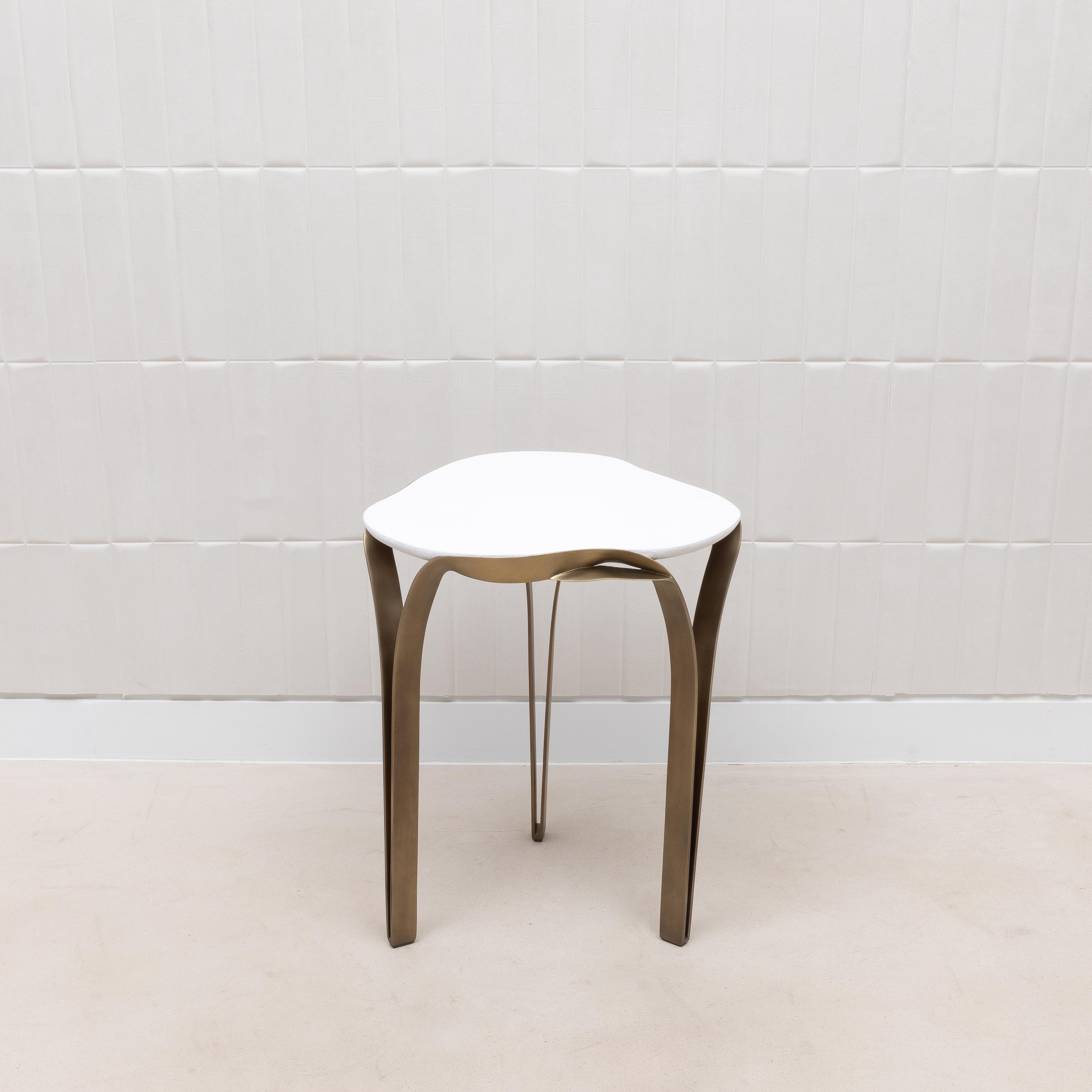 Table d'appoint en galuchat blanc et laiton patiné bronze par R&Y Augousti en vente 1