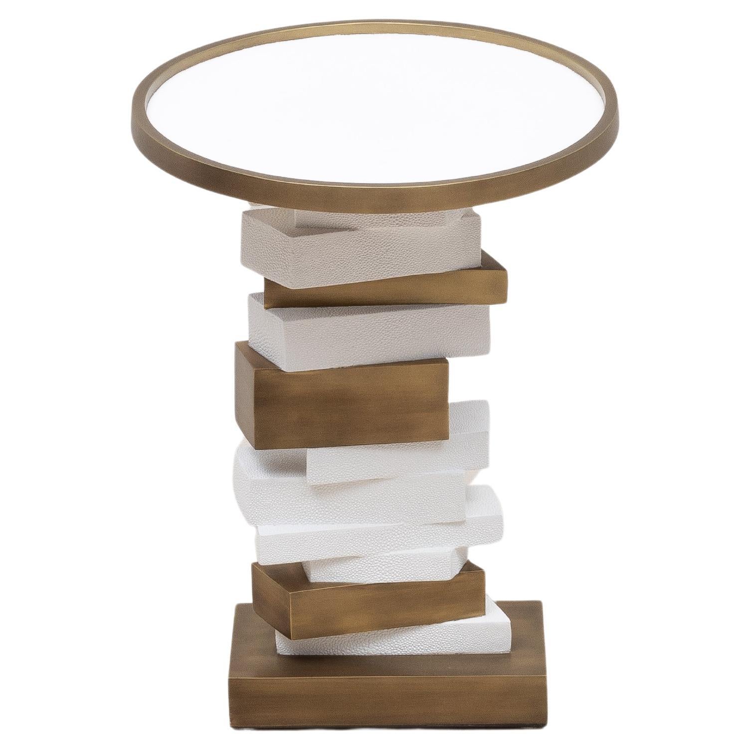 Mesa auxiliar de piel de zapa blanca con latón patinado bronce by R&Y Augousti
