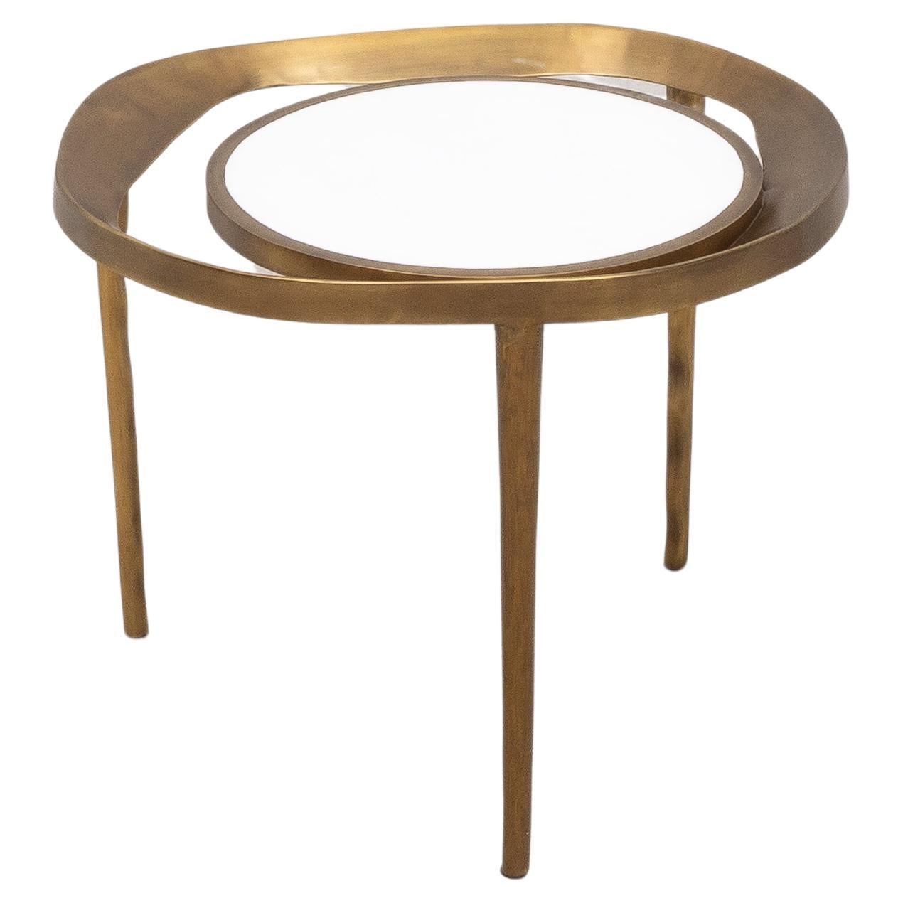 Mesa auxiliar de piel de zapa blanca con latón patinado bronce by R&Y Augousti