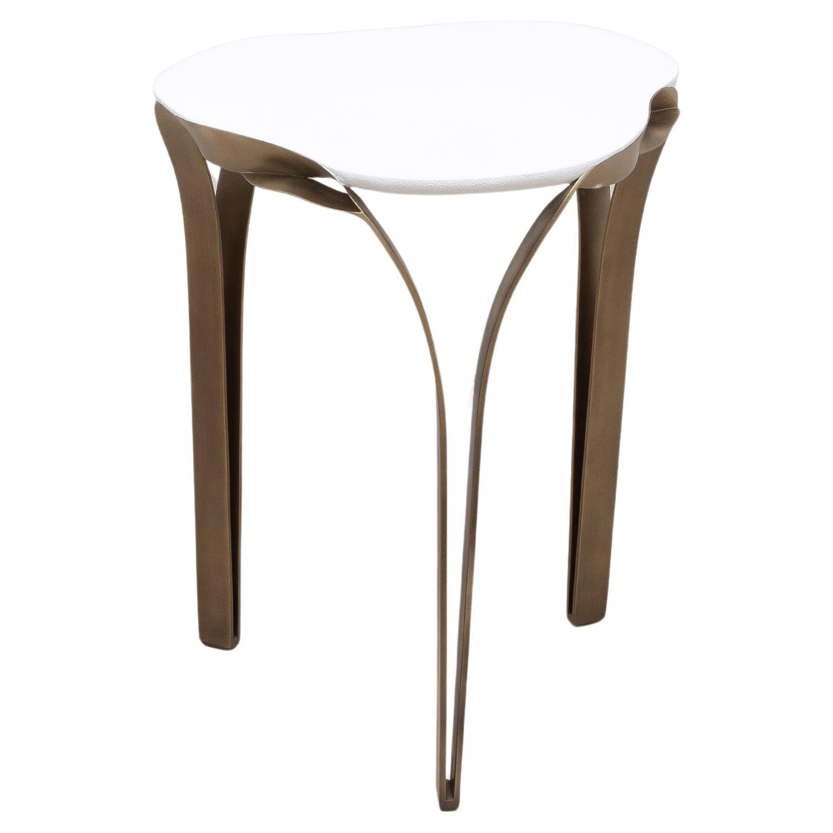 Mesa auxiliar de piel de zapa blanca con latón patinado bronce by R&Y Augousti