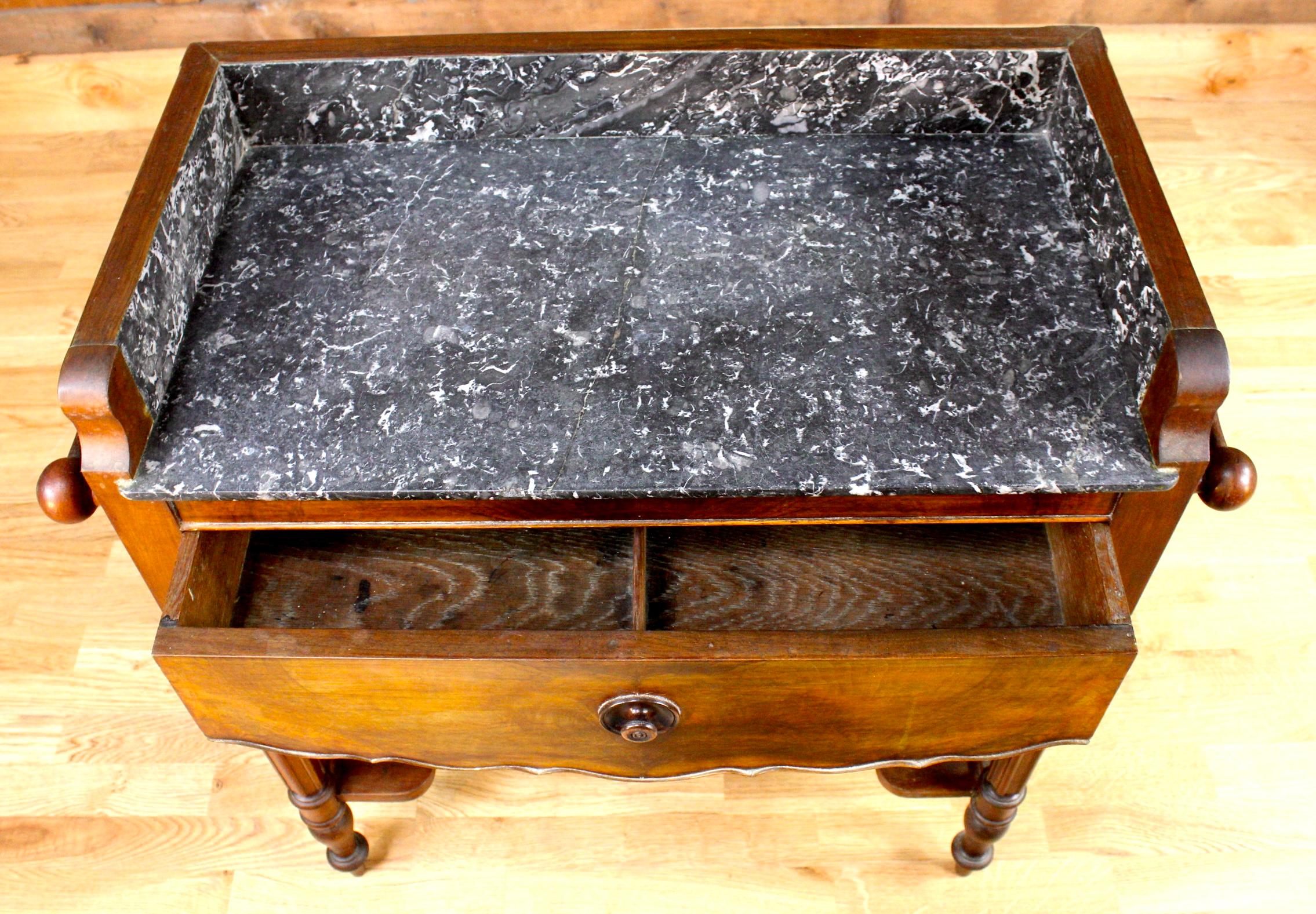 Français Table d'appoint en bois et marbre du XIXe sicle en vente