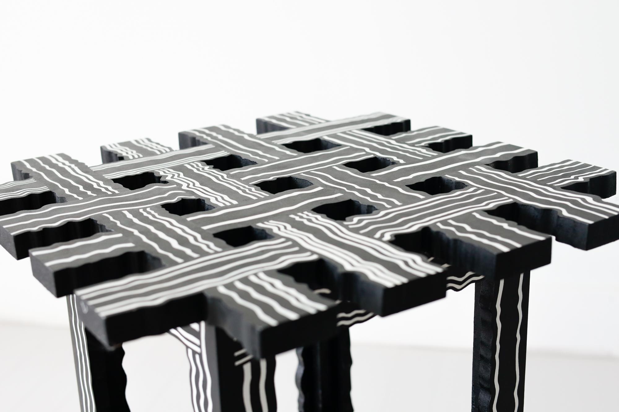 Table d'appoint sculpturale abstraite en bois fabriquée à la main en vente 2