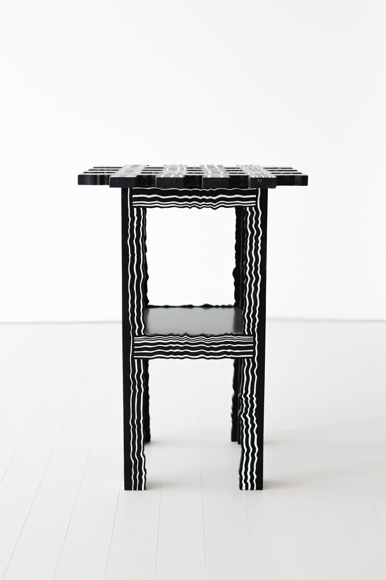 Moderne Table d'appoint sculpturale abstraite en bois fabriquée à la main en vente