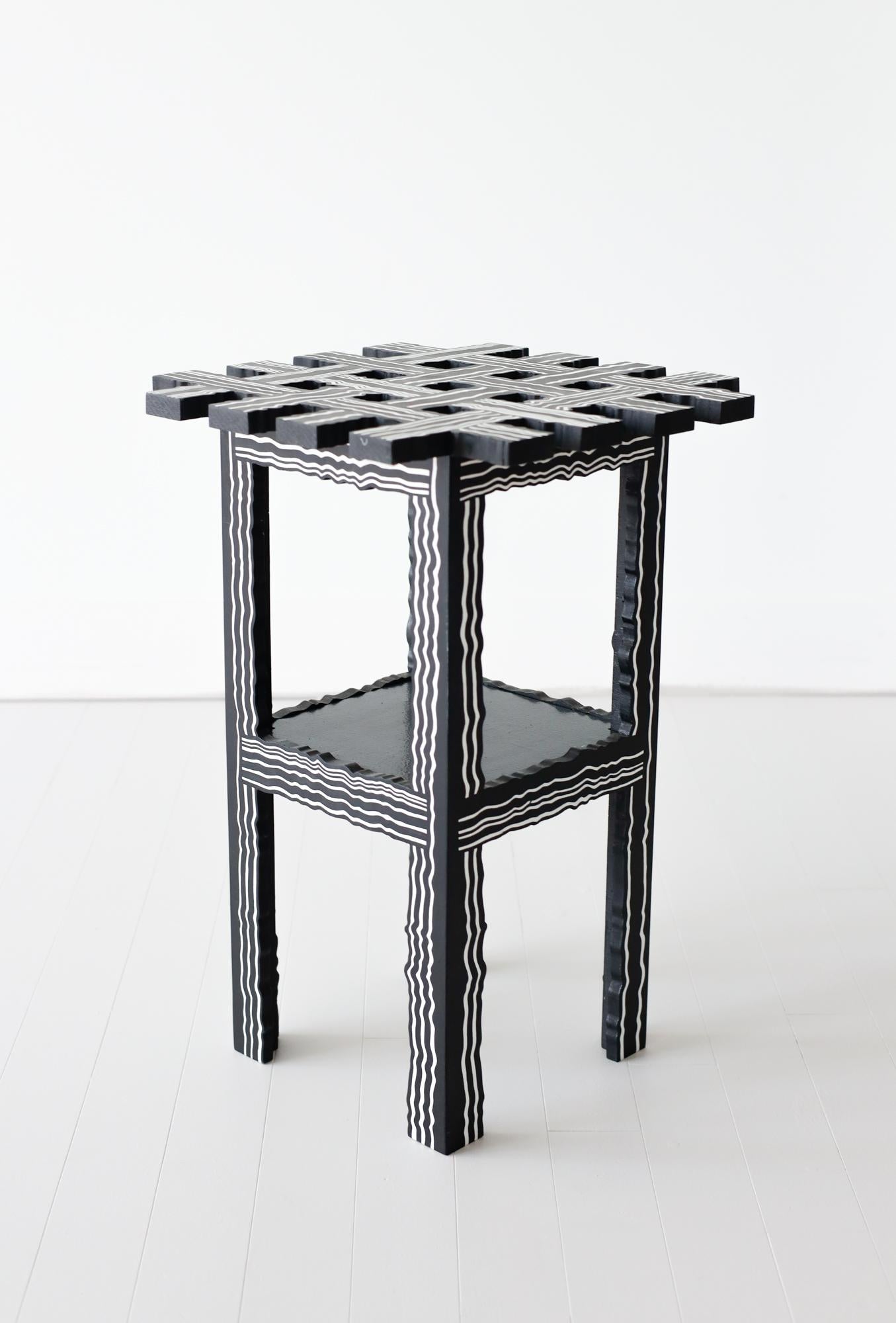 Travail du bois Table d'appoint sculpturale abstraite en bois fabriquée à la main en vente