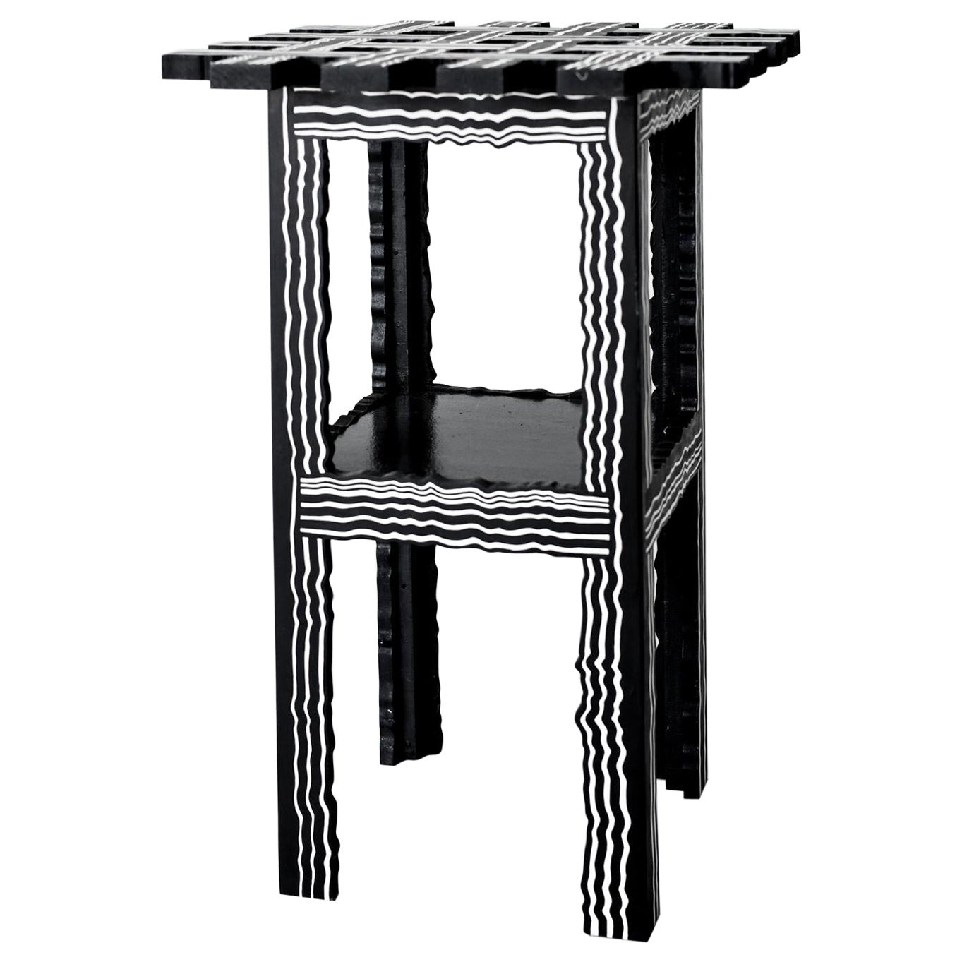 Tavolino in legno con design scultoreo astratto realizzato a mano