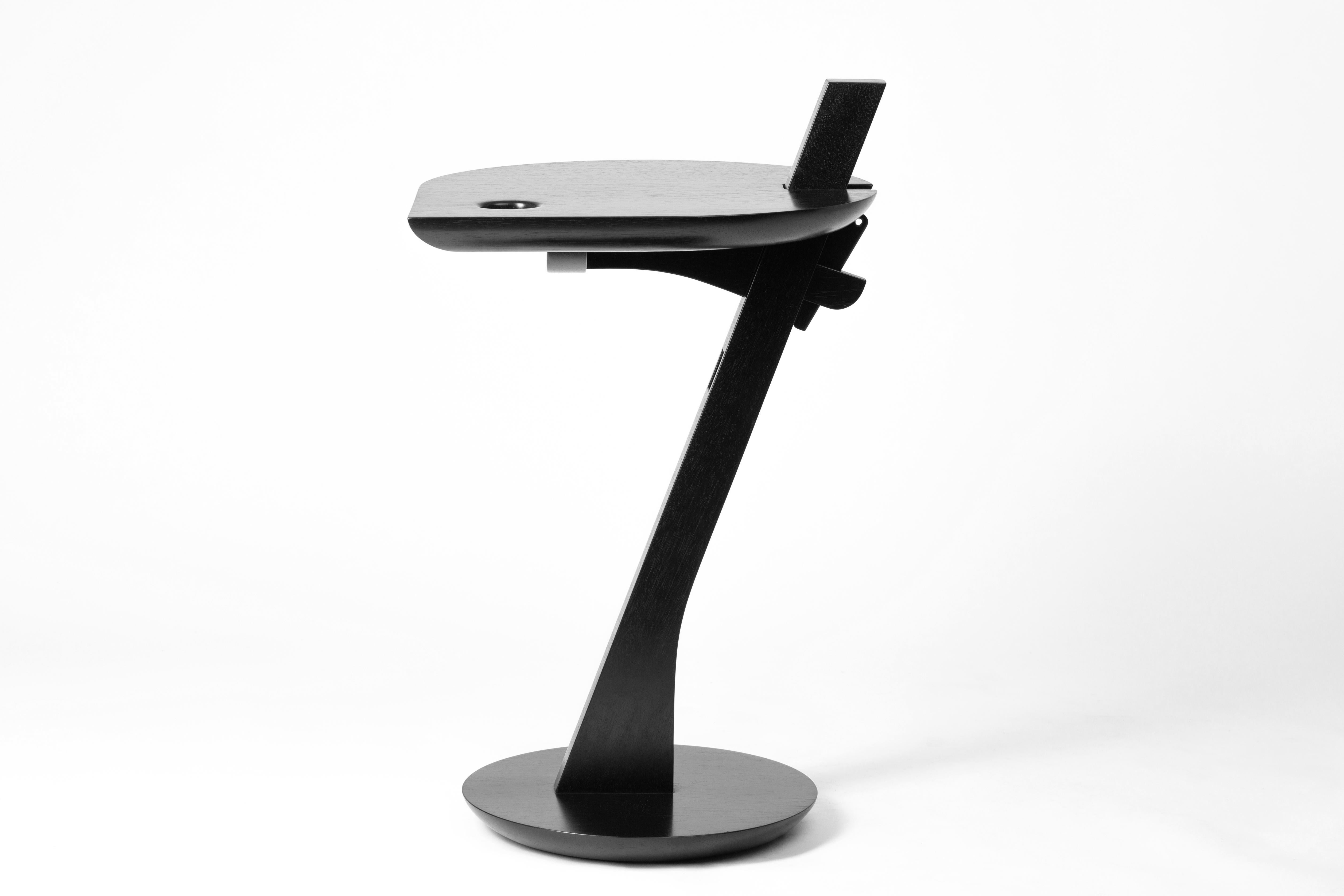Mit seinem zeitgenössischen Design und seinen kühnen Linien ist der Iracema Beistelltisch vom Saci-Stuhl des Meisters Morito Ebine inspiriert.

Der Iracema-Tisch wird aus Massivholz mit traditionellen Holzbearbeitungstechniken handgefertigt und