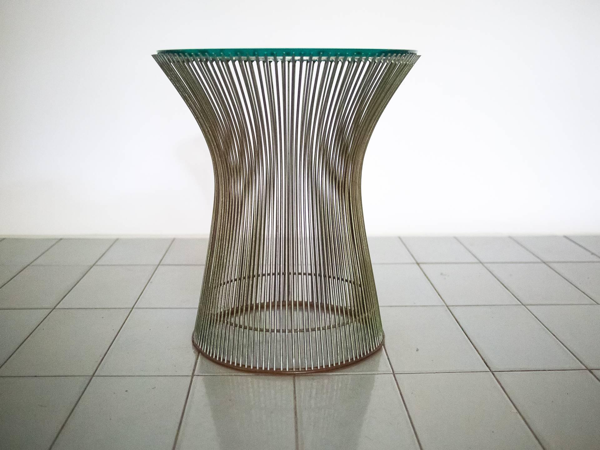 Classic Platner side table, produced in Brazil by Forma S/A under license of Knoll Inc, circa 1960.

Original glass top has a small chip, iron is in great shape and shows age. Can be polished and have the glass substituted, please get in touch