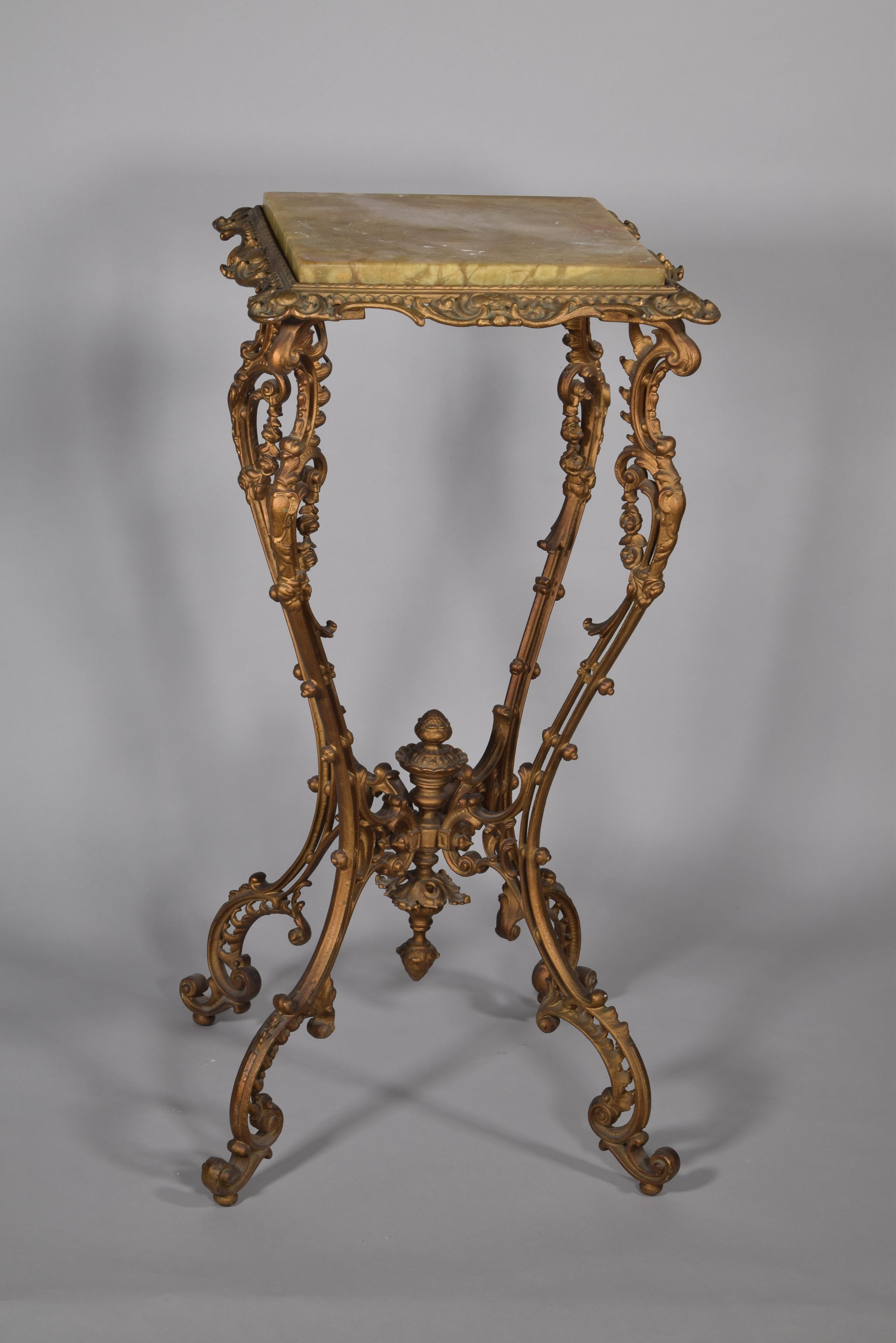 Night table. Iron, onyx board, 19th century.
Four-legged iron table or auxiliary table with an onyx top that recalls French Louis XV style works in its decorative motifs. Rockery, scrolls, garlands, vases, plant elements, etc. that it presents on