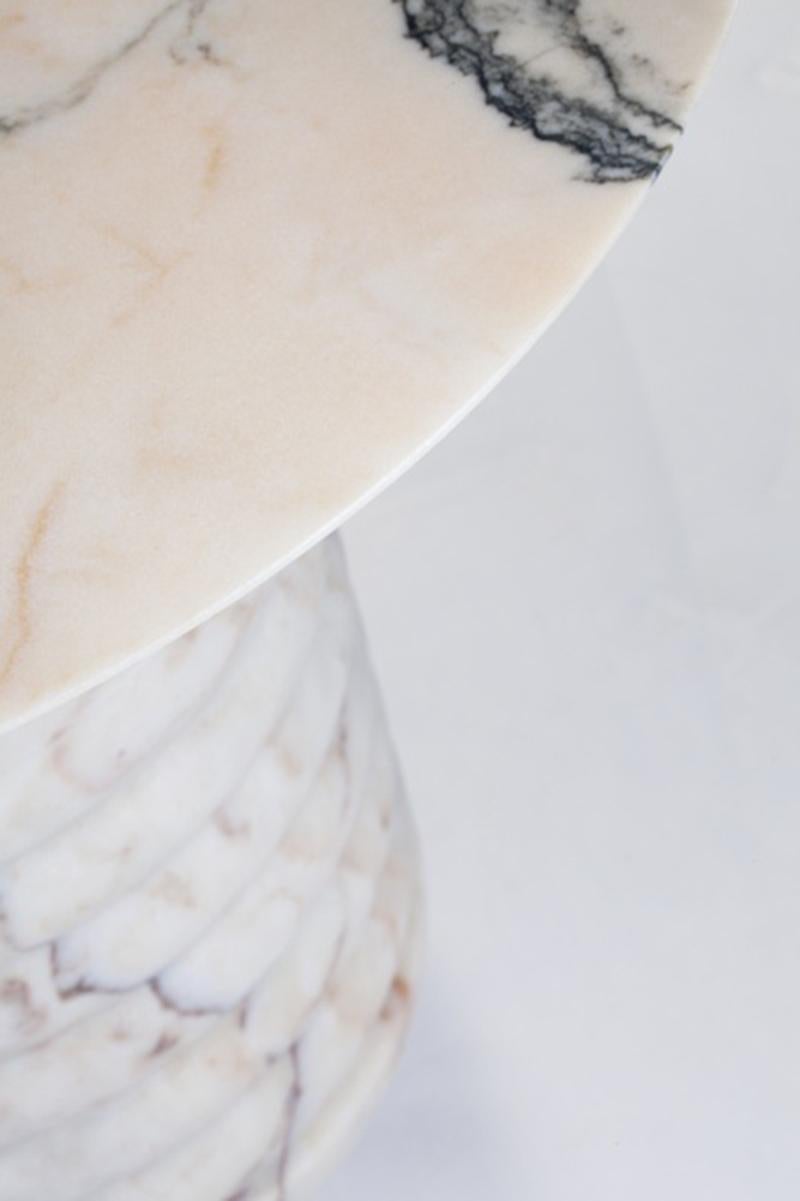 Brutalisme Table d'appoint haute en marbre blanc naturel, plateau en rose, détails noirs, faite à la main, Jean en vente