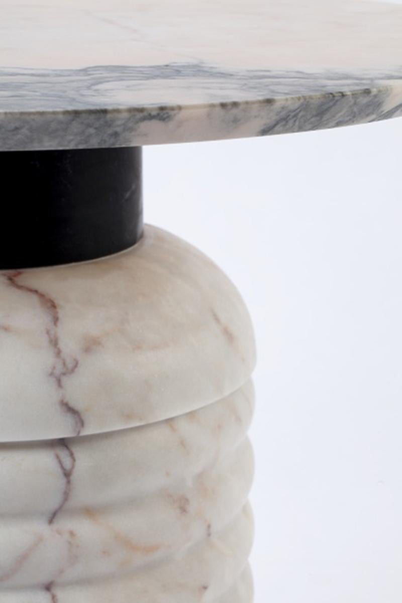 Portugais Table d'appoint haute en marbre blanc naturel, plateau en rose, détails noirs, faite à la main, Jean en vente