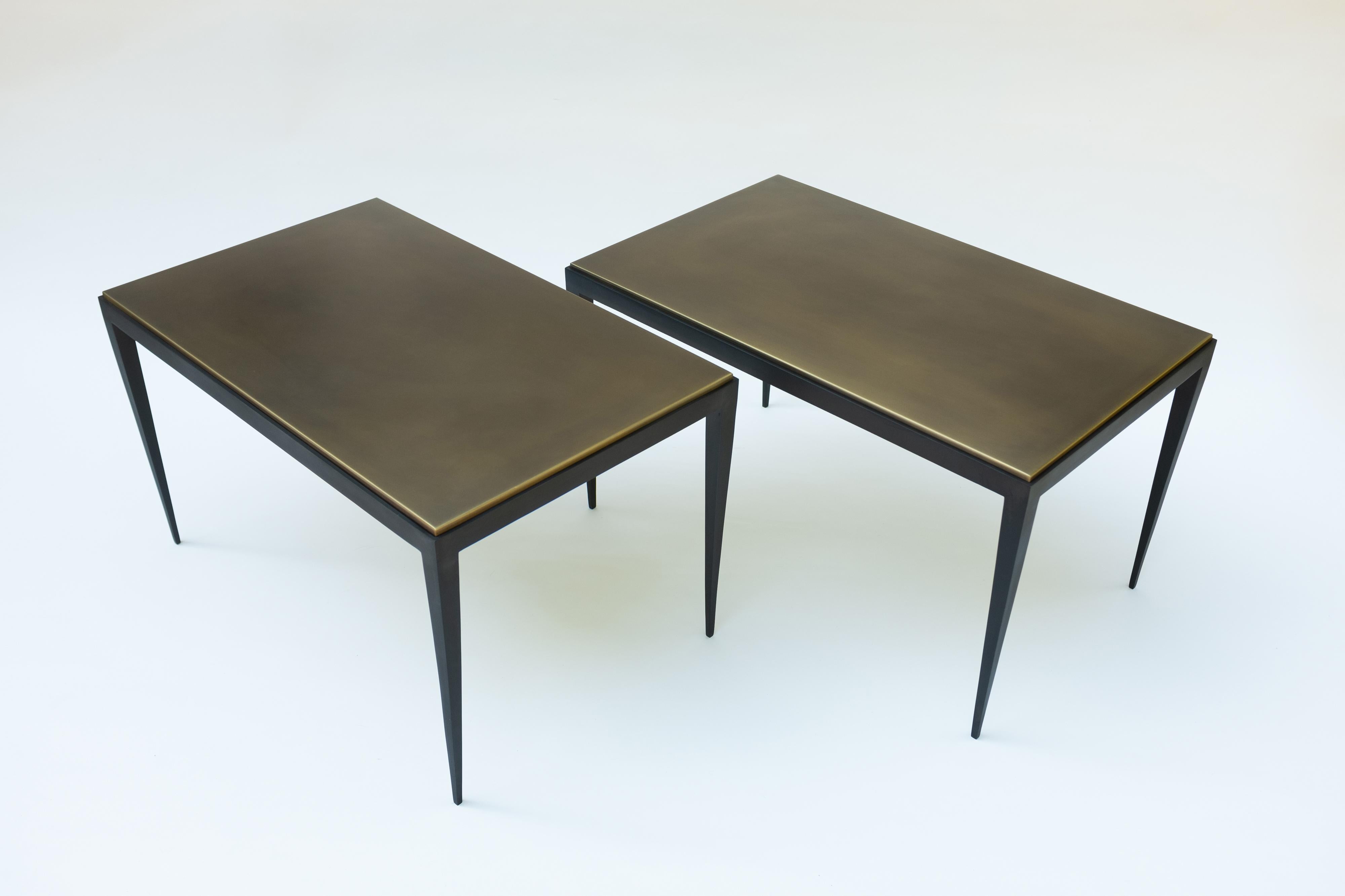 Table d'appoint personnalisée avec un plateau patiné en laiton vieilli et une base en métal noirci. Inspiré par les œuvres de Jean-Michel Franks avec une touche unique supplémentaire.
Le plateau en laiton vieilli présente une bordure de 1/4
