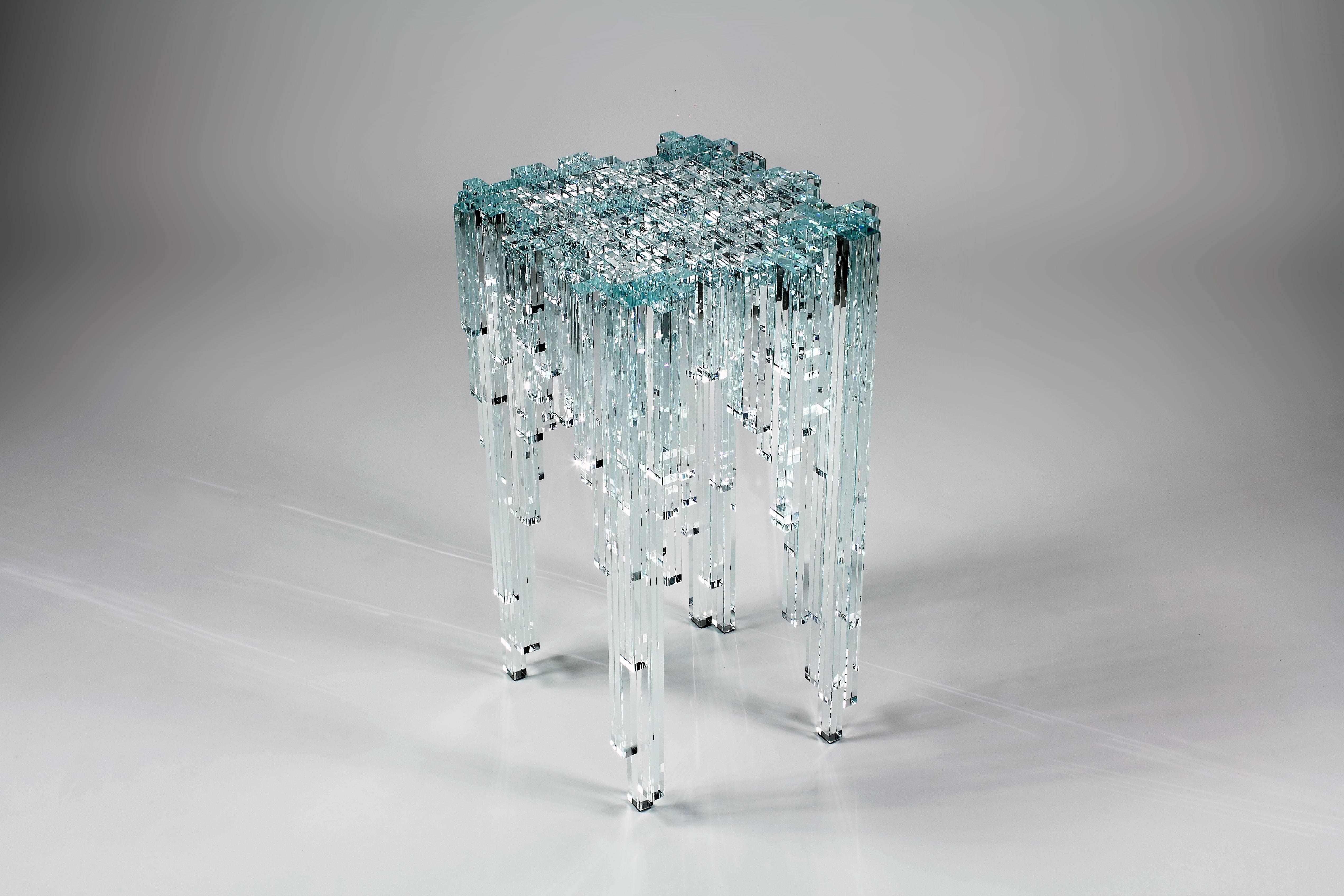 La table d'appoint 'Cascata'  est composé de 219 éléments en verre de cristal assemblés à la main un par un. Cette table brille comme un joyau. Instant d'un flux perpétuel, eau immobile d'une cascade de cristal