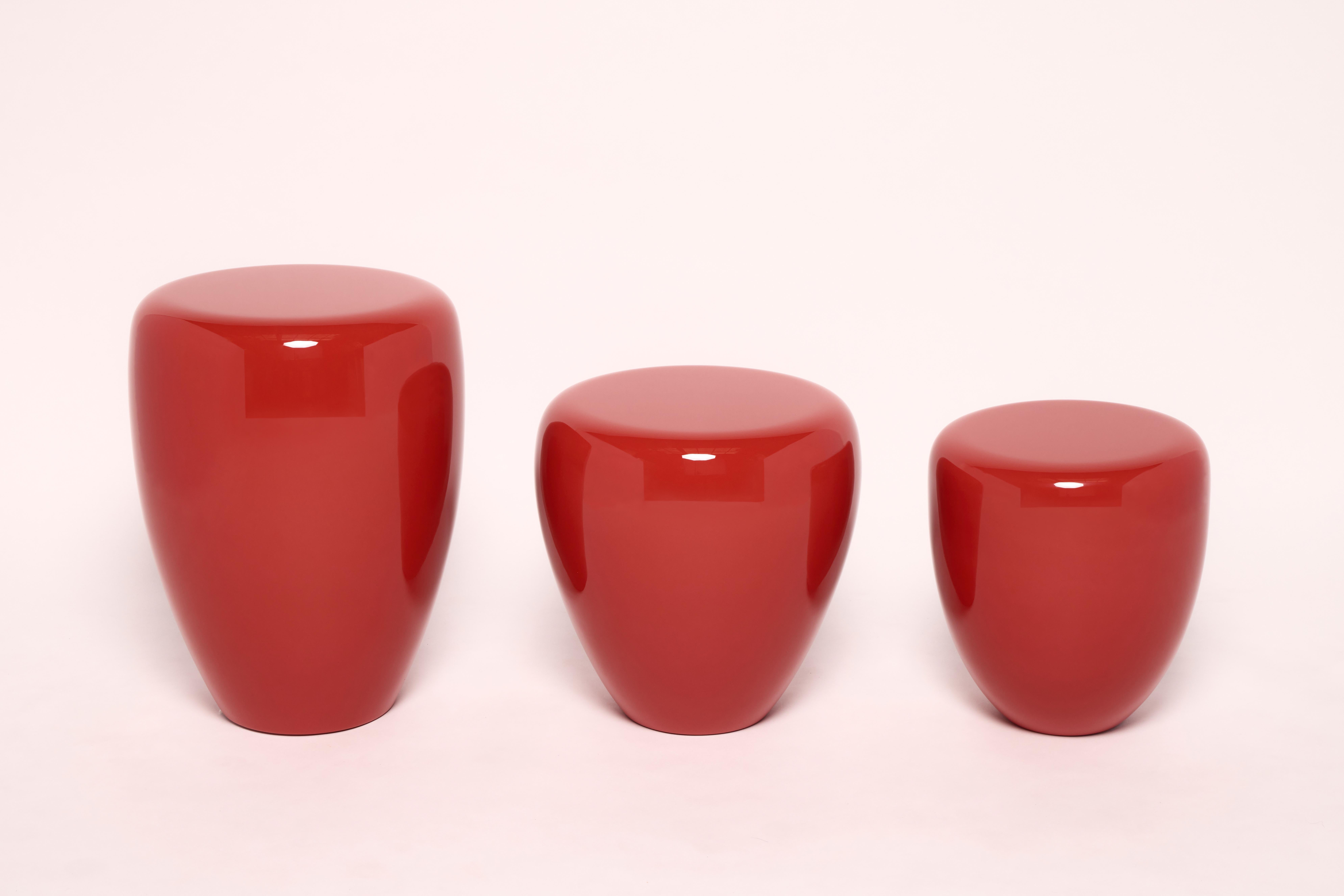 DOT no es una mesa esquinera. Es una invitación. Un experimento versátil. En primer lugar, se trata de un ojo hipnotizado por el material. La atención queda cautivada por este curioso magma. Mate, brillante, pátina bicolor, cáscara de huevo o