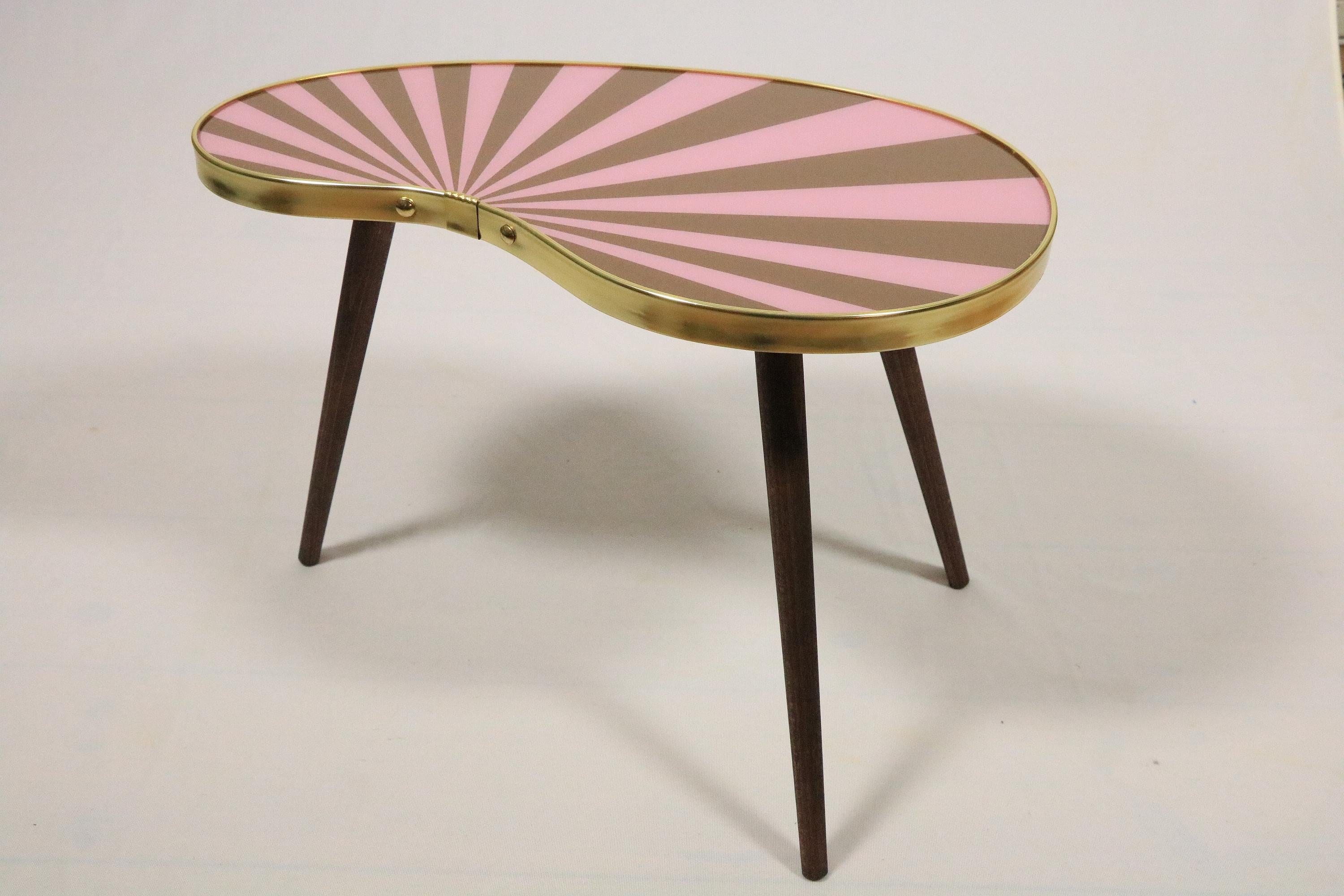 Mid-Century Modern Petite table d'appoint en forme de rein, rayures rose-taupe, 3 pieds élégants, style des années 50 en vente