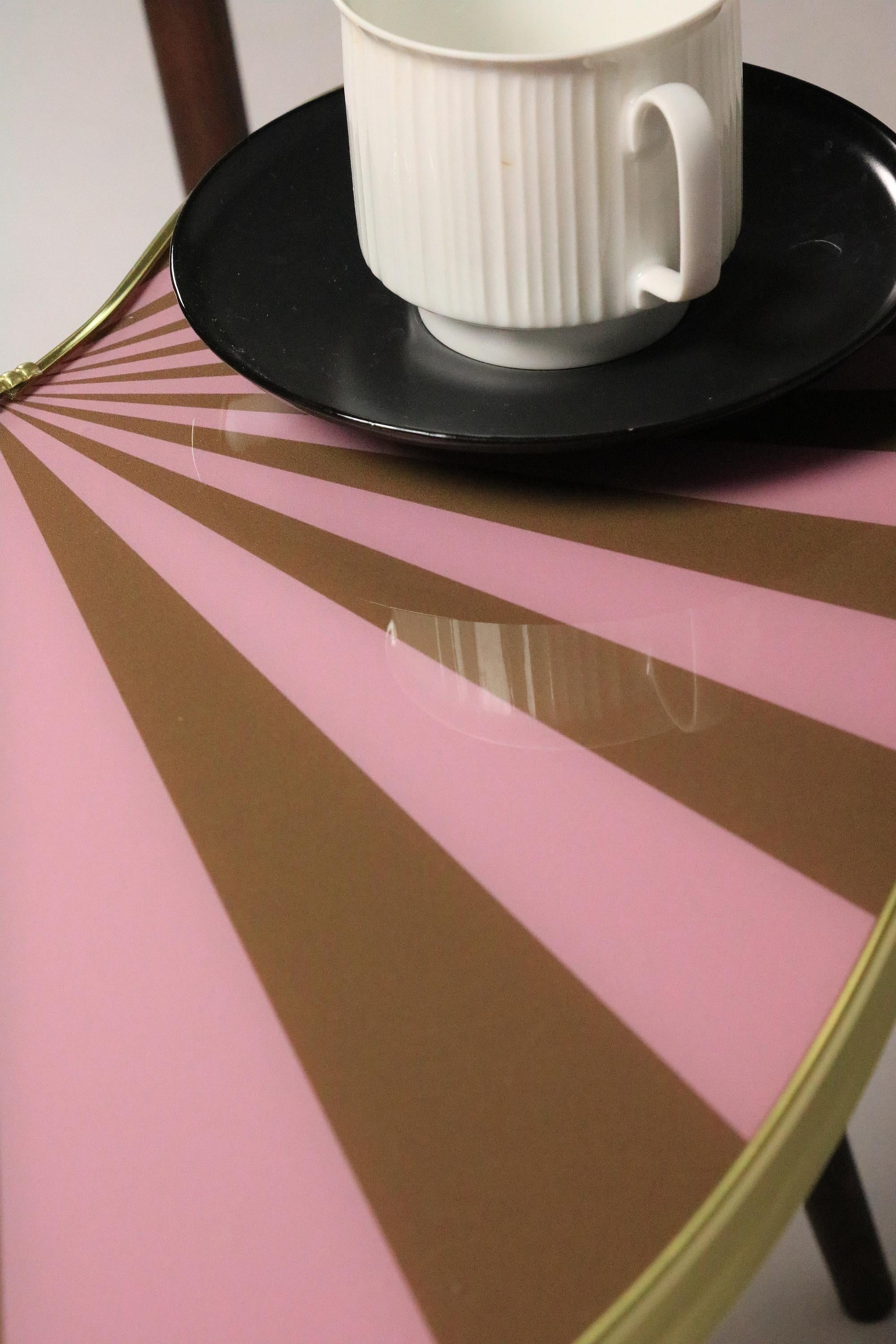 XXIe siècle et contemporain Petite table d'appoint en forme de rein, rayures rose-taupe, 3 pieds élégants, style des années 50 en vente