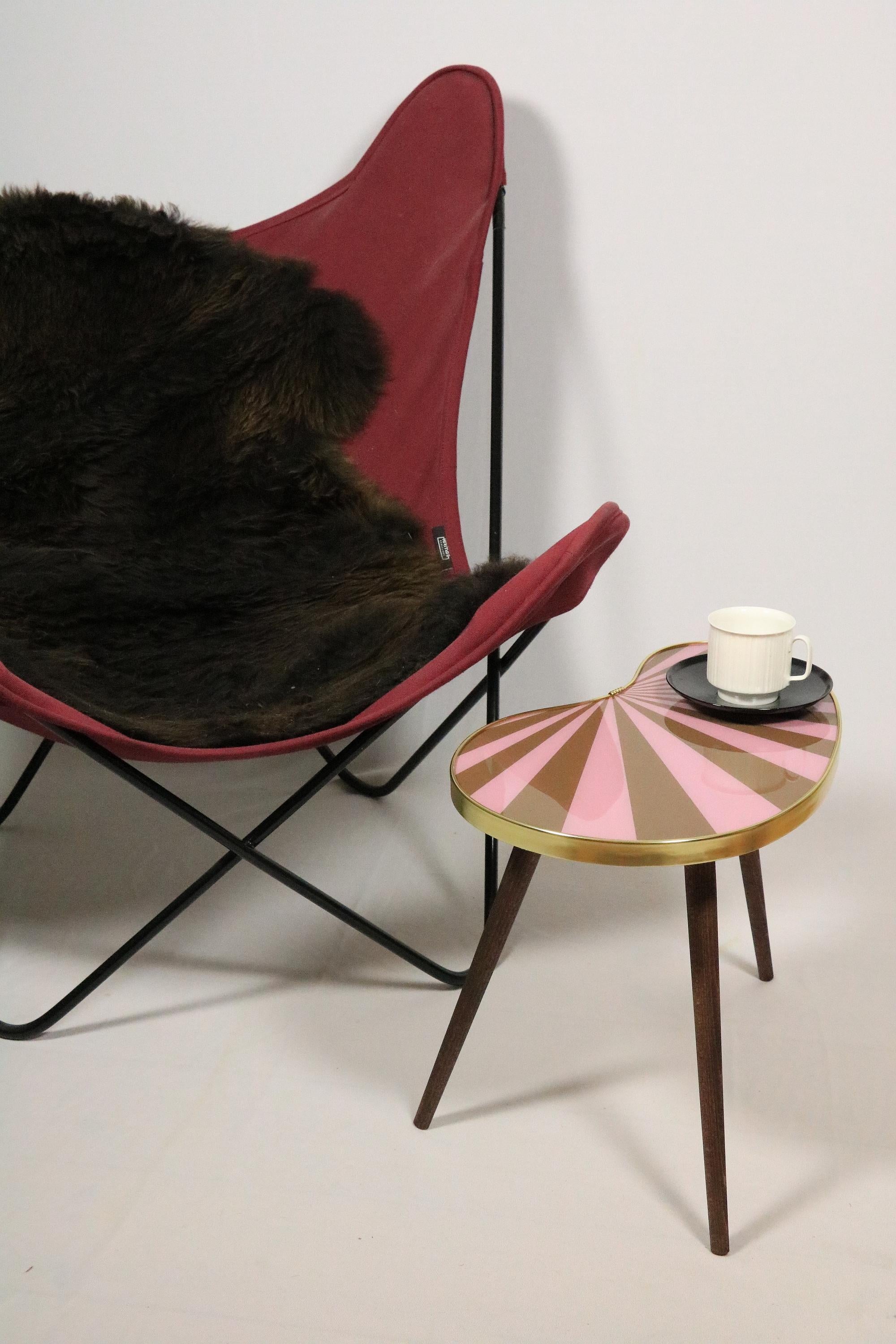 Small Side Table, Kidney Shaped, Pink-Taupe Stripes, 3 Elegant Legs, 50s Style For Sale 3