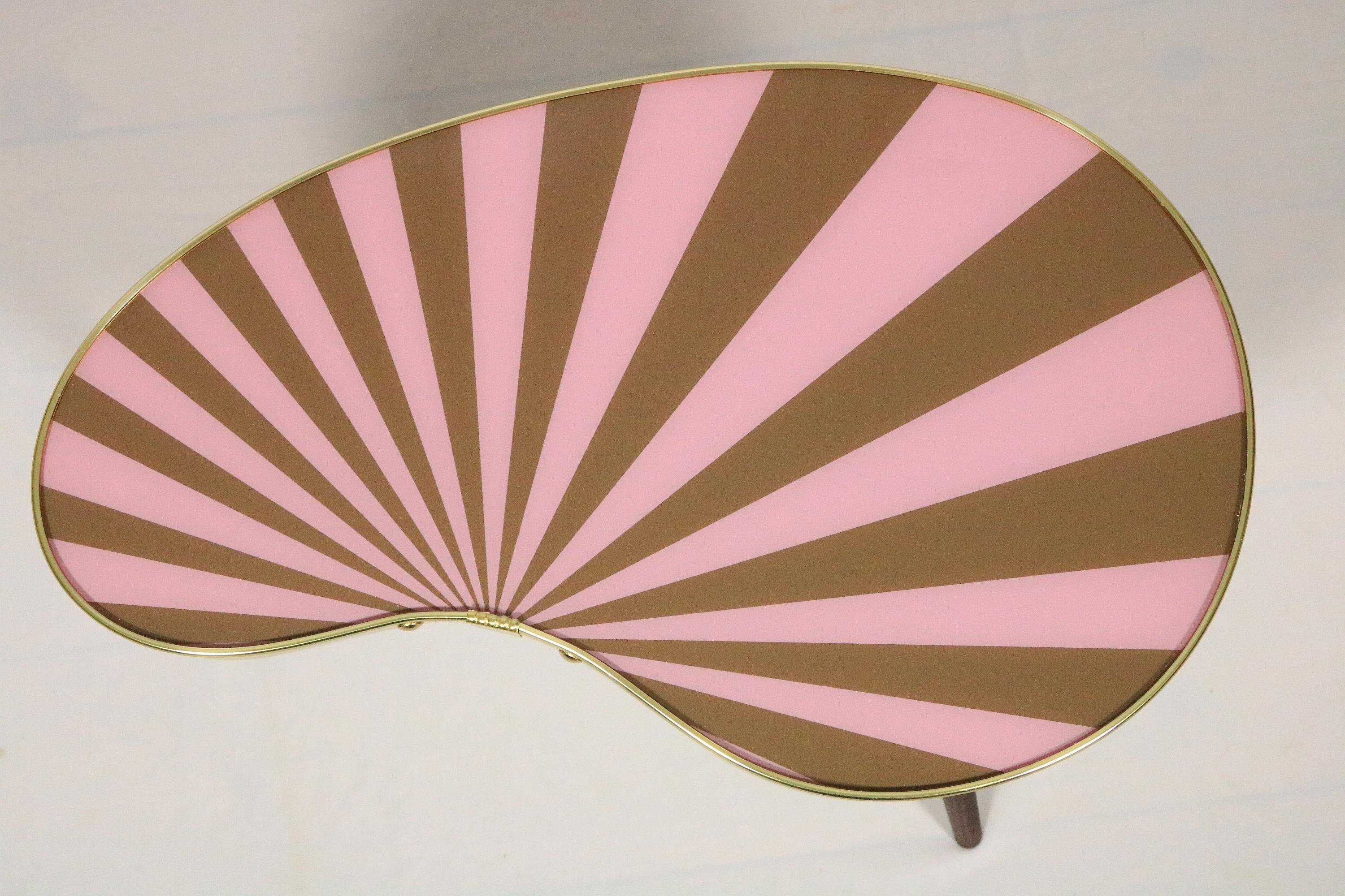 Allemand Petite table d'appoint en forme de rein, rayures rose-taupe, 3 pieds élégants, style des années 50 en vente