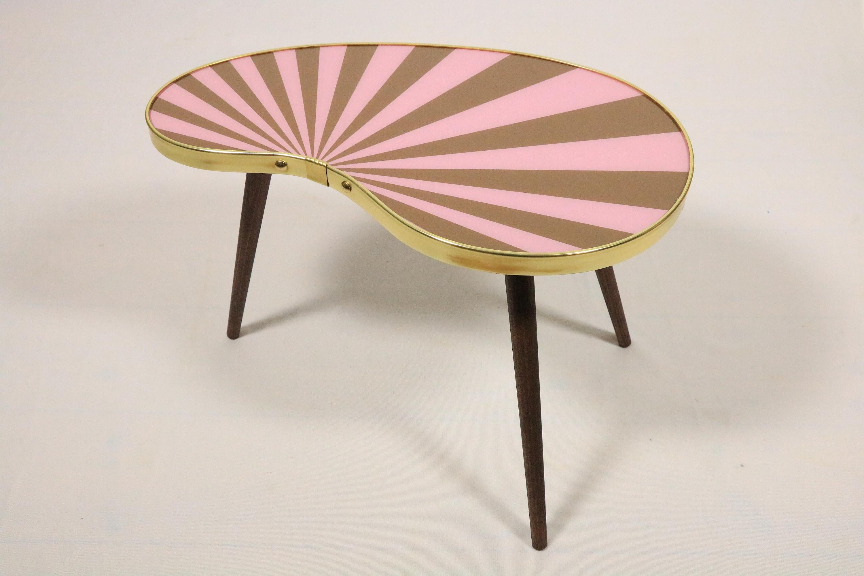 Offre exclusive d'une petite table d'appoint en forme de rein. 
Très décoratif en couleur rose-taupe  rayures (voir autres offres : optionnel en 4 couleurs et motifs différents).

Ces tables sont une nouvelle production de haute qualité d'après les