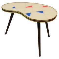 Table d'appoint en forme de rein, motif géométrique, trois pieds élégants, style des années 50