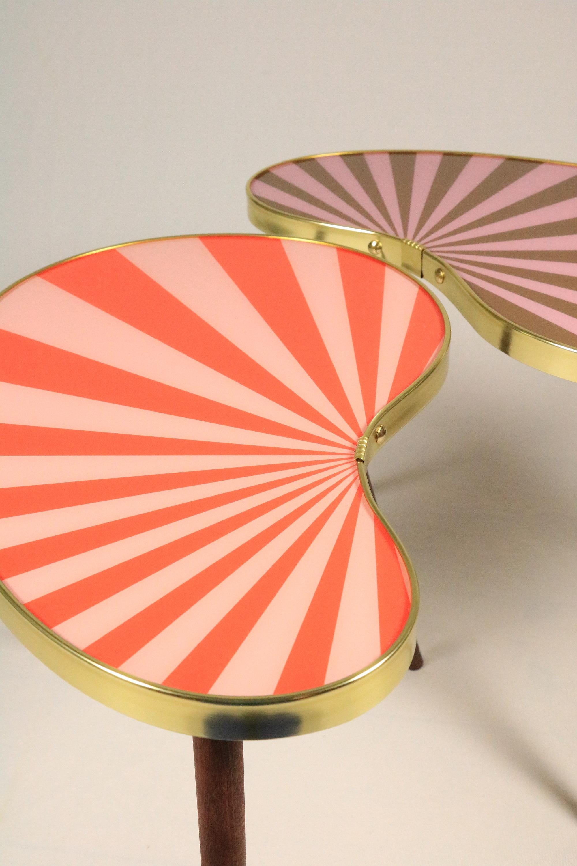 Side Table, Kidney Shaped, Red-Pink Stripes, Three Elegant Legs, 50s Style  In New Condition For Sale In Berlin, BE
