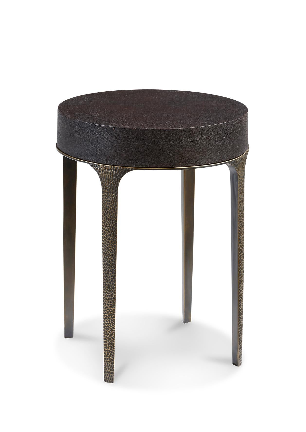 Reda Amalou designed a side table combining simplicity and modernity: the Lady Bug. The nobility of its materials and minimal lines give this side table natural elegance. Its legs in hammered bronze and the lacquered fabric top give it all its